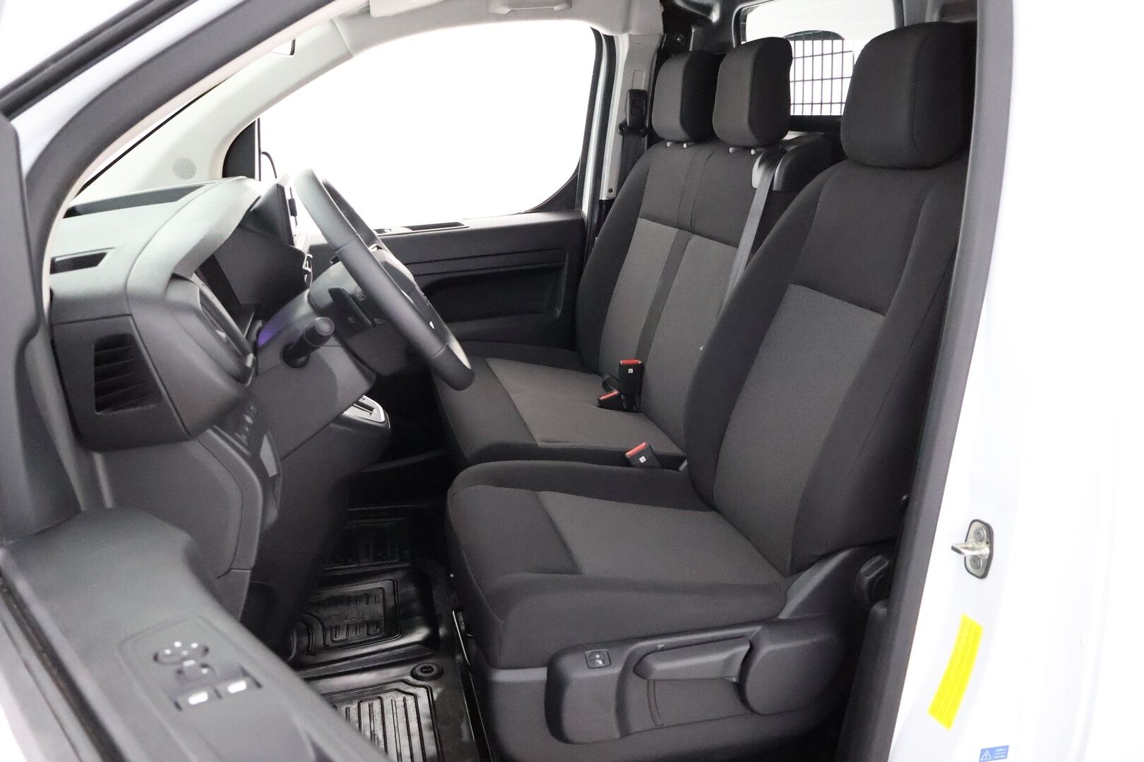 Toyota Proace 2024 2.0D L2 145 Base automaatti 4-ovinen - 3,99 % KORKOTARJOUS TÄHÄN AUTOON - ALV / Webasto / Vetokoukku / Vakkari / Peruutustutka / Bluetooth / Vaihtoehto uudelle!