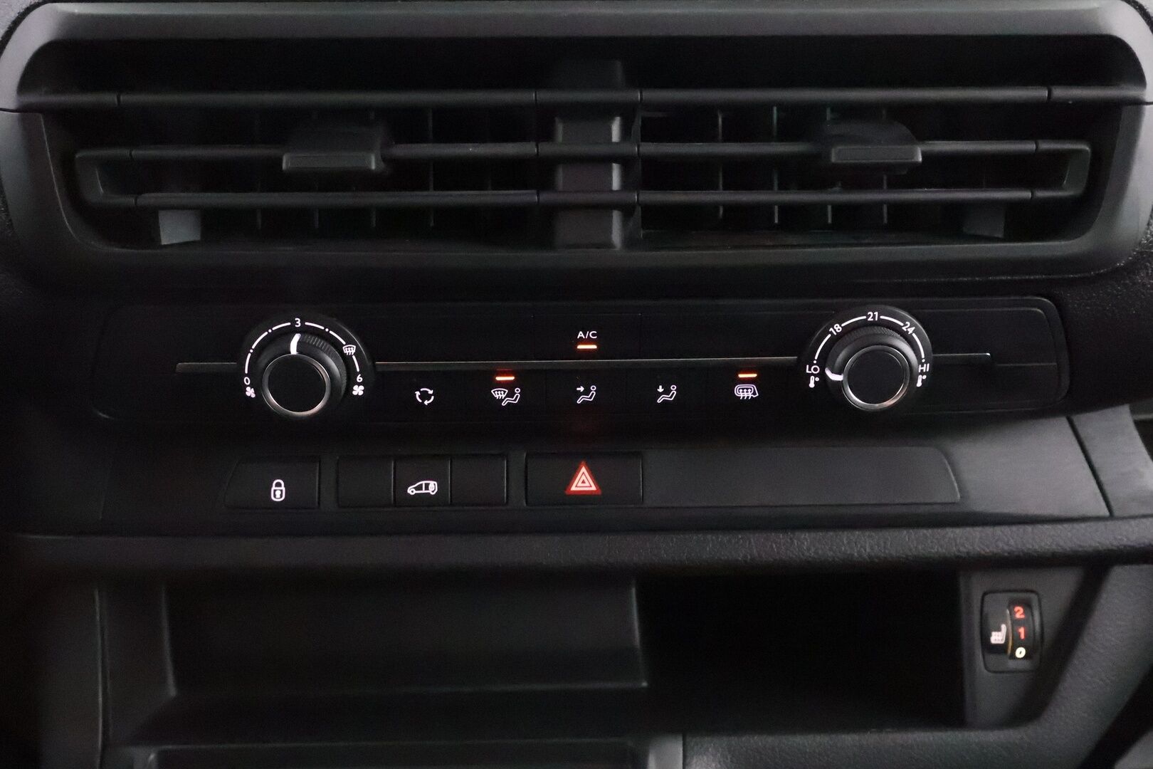 Toyota Proace 2024 2.0D L2 145 Base automaatti 4-ovinen - 3,99 % KORKOTARJOUS TÄHÄN AUTOON - ALV / Webasto / Vetokoukku / Vakkari / Peruutustutka / Bluetooth / Vaihtoehto uudelle!
