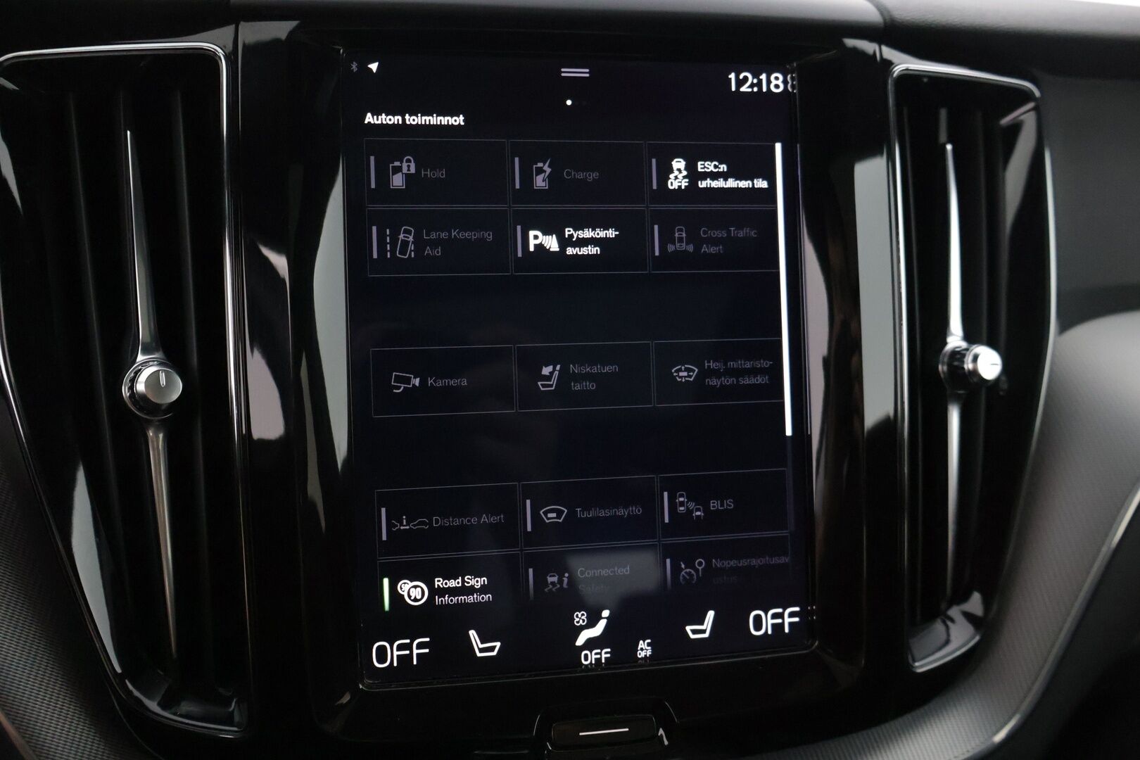 Volvo XC60 2018 T8 AWD R-Design aut * HUD / Panorama / P-Kamera / Koukku / Muistipenkki * - 3,99 % KORKOTARJOUS TÄHÄN AUTOON - Kovilla varusteilla oleva merkkihuollettu yksilö! 