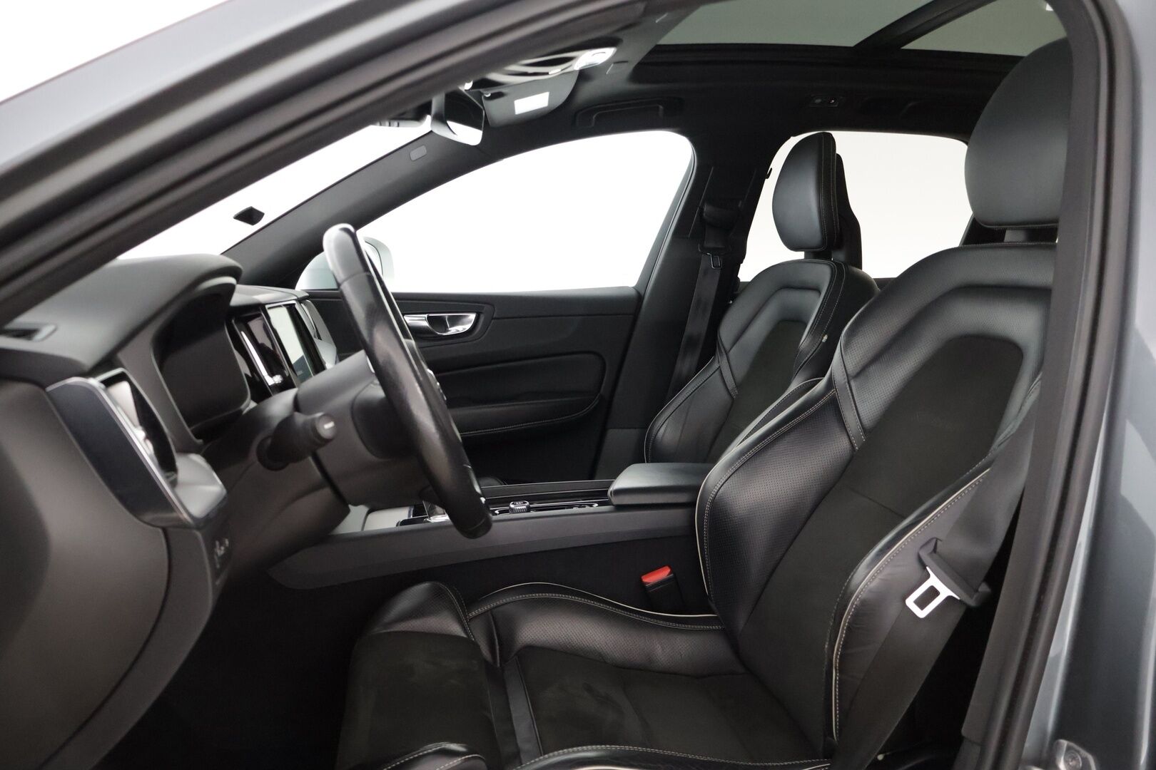Volvo XC60 2018 T8 AWD R-Design aut * HUD / Panorama / P-Kamera / Koukku / Muistipenkki * - 3,99 % KORKOTARJOUS TÄHÄN AUTOON - Kovilla varusteilla oleva merkkihuollettu yksilö! 