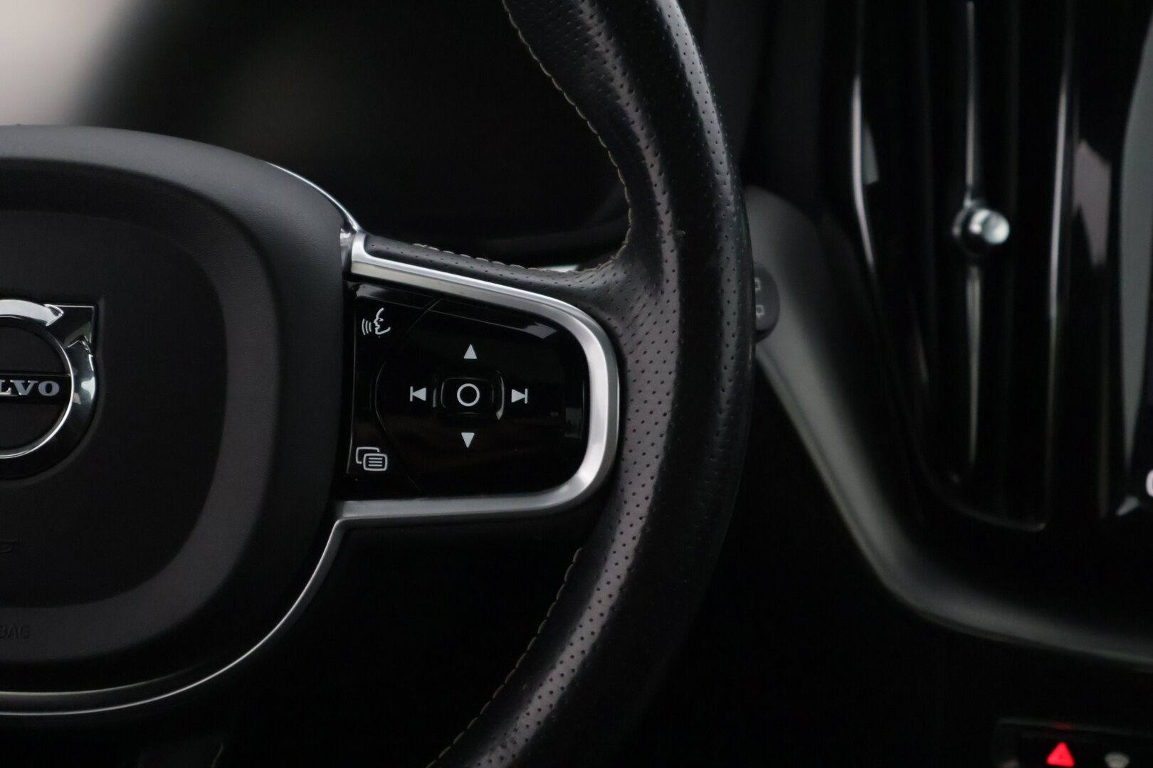 Volvo XC60 2018 T8 AWD R-Design aut * HUD / Panorama / P-Kamera / Koukku / Muistipenkki * - 3,99 % KORKOTARJOUS TÄHÄN AUTOON - Kovilla varusteilla oleva merkkihuollettu yksilö! 
