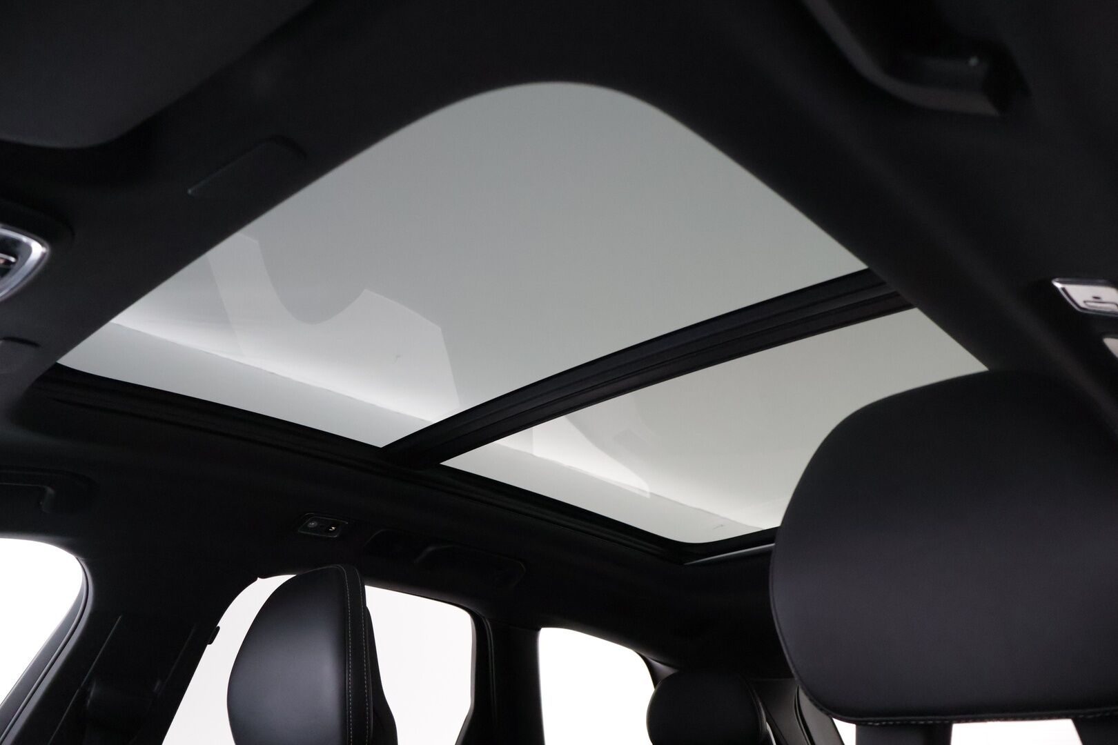 Volvo XC60 2018 T8 AWD R-Design aut * HUD / Panorama / P-Kamera / Koukku / Muistipenkki * - 3,99 % KORKOTARJOUS TÄHÄN AUTOON - Kovilla varusteilla oleva merkkihuollettu yksilö! 