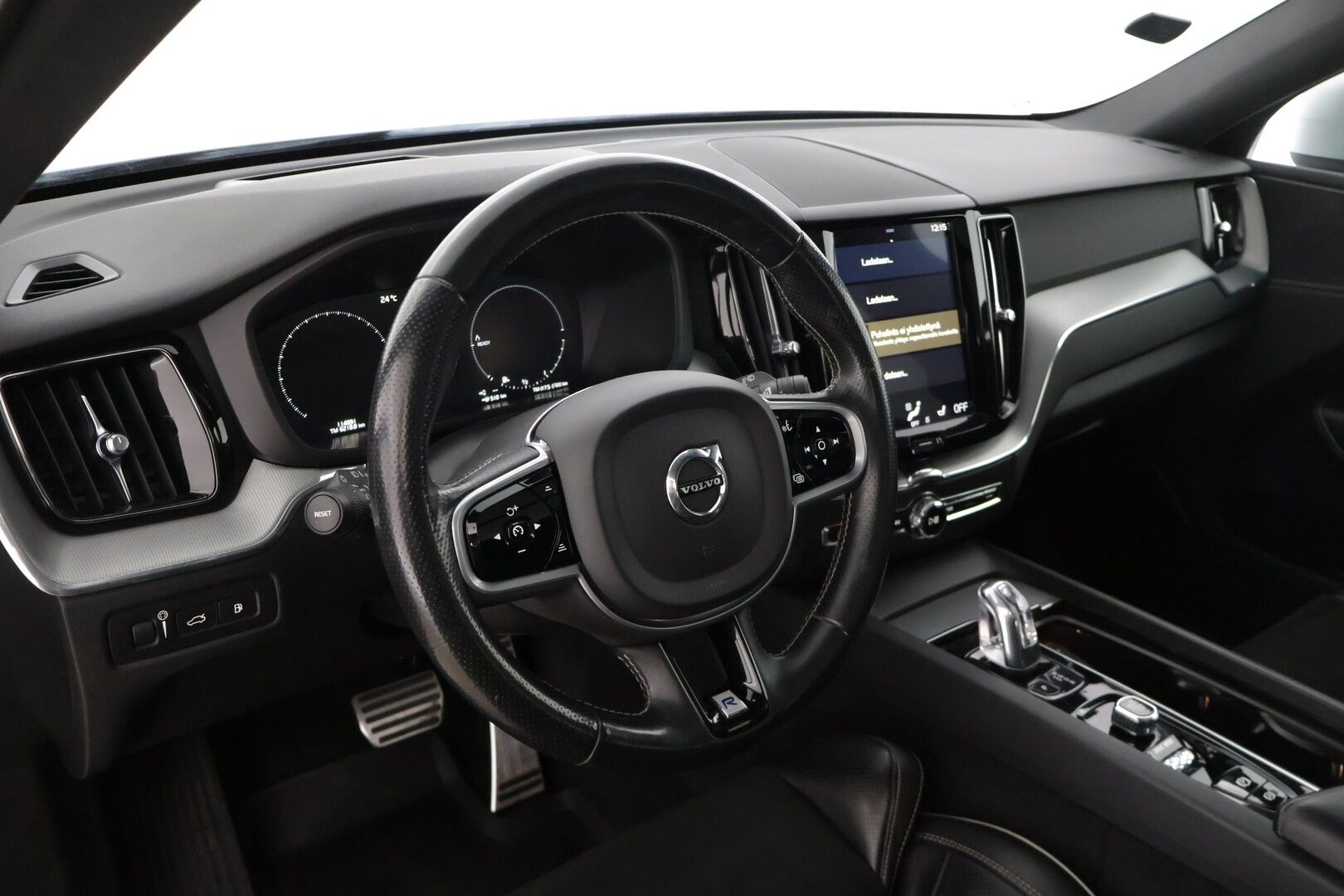 Volvo XC60 2018 T8 AWD R-Design aut * HUD / Panorama / P-Kamera / Koukku / Muistipenkki * - 3,99 % KORKOTARJOUS TÄHÄN AUTOON - Kovilla varusteilla oleva merkkihuollettu yksilö! 