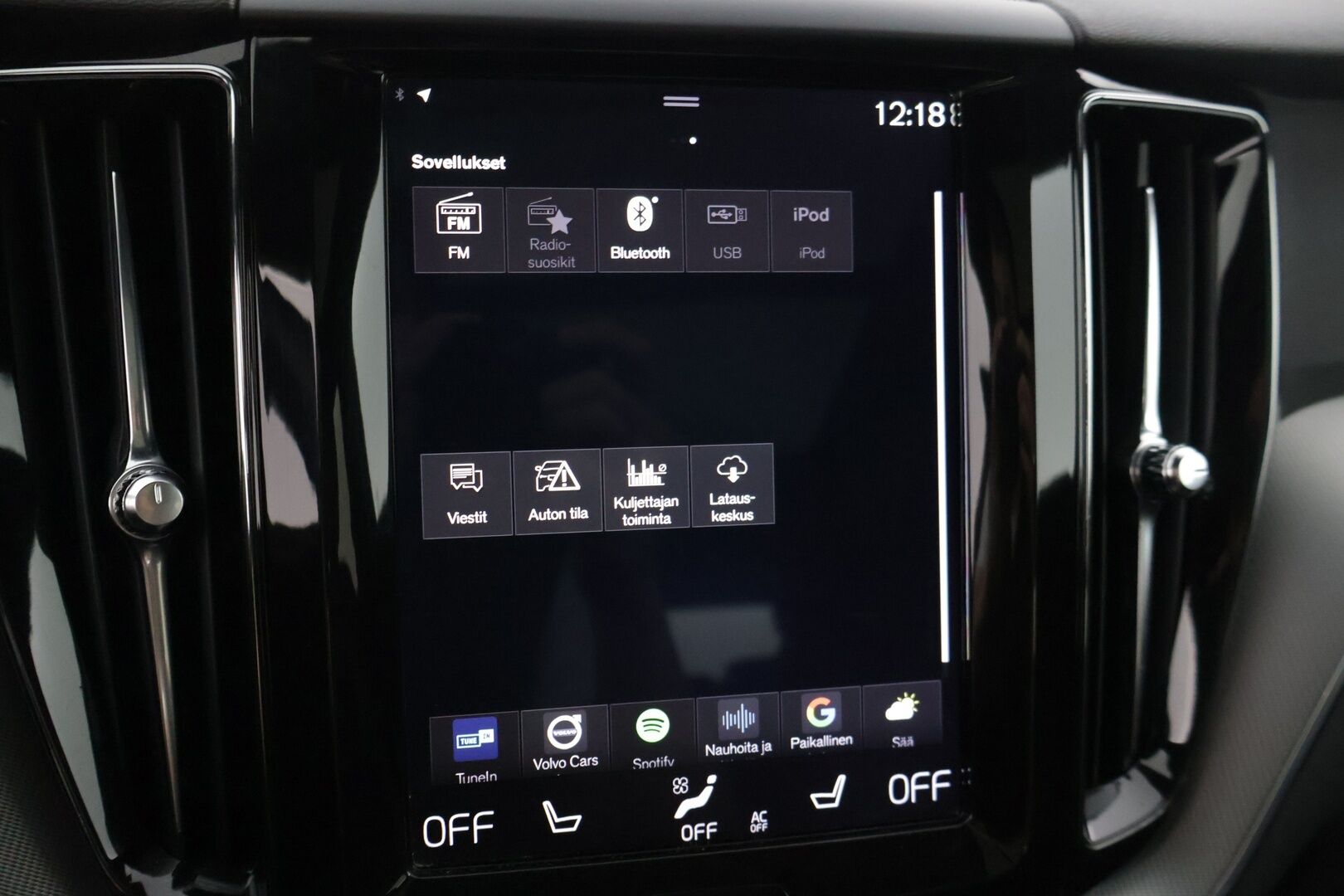Volvo XC60 2018 T8 AWD R-Design aut * HUD / Panorama / P-Kamera / Koukku / Muistipenkki * - 3,99 % KORKOTARJOUS TÄHÄN AUTOON - Kovilla varusteilla oleva merkkihuollettu yksilö! 