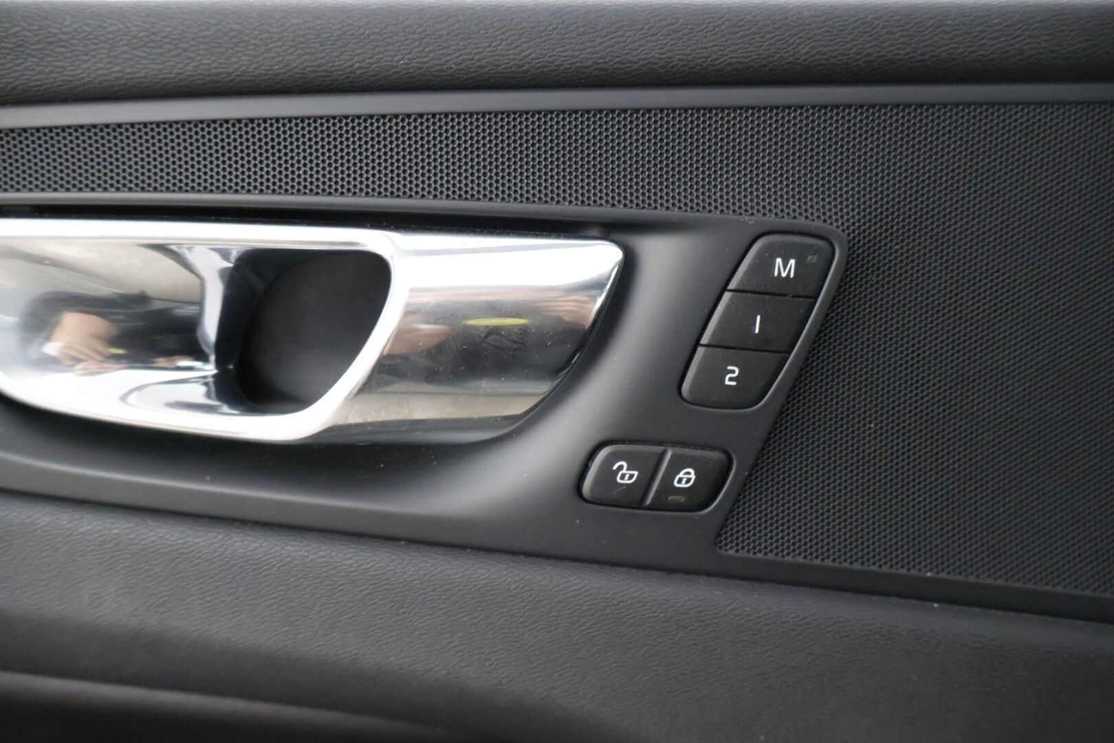 Volvo XC60 2018 T8 AWD R-Design aut * HUD / Panorama / P-Kamera / Koukku / Muistipenkki * - 3,99 % KORKOTARJOUS TÄHÄN AUTOON - Kovilla varusteilla oleva merkkihuollettu yksilö! 