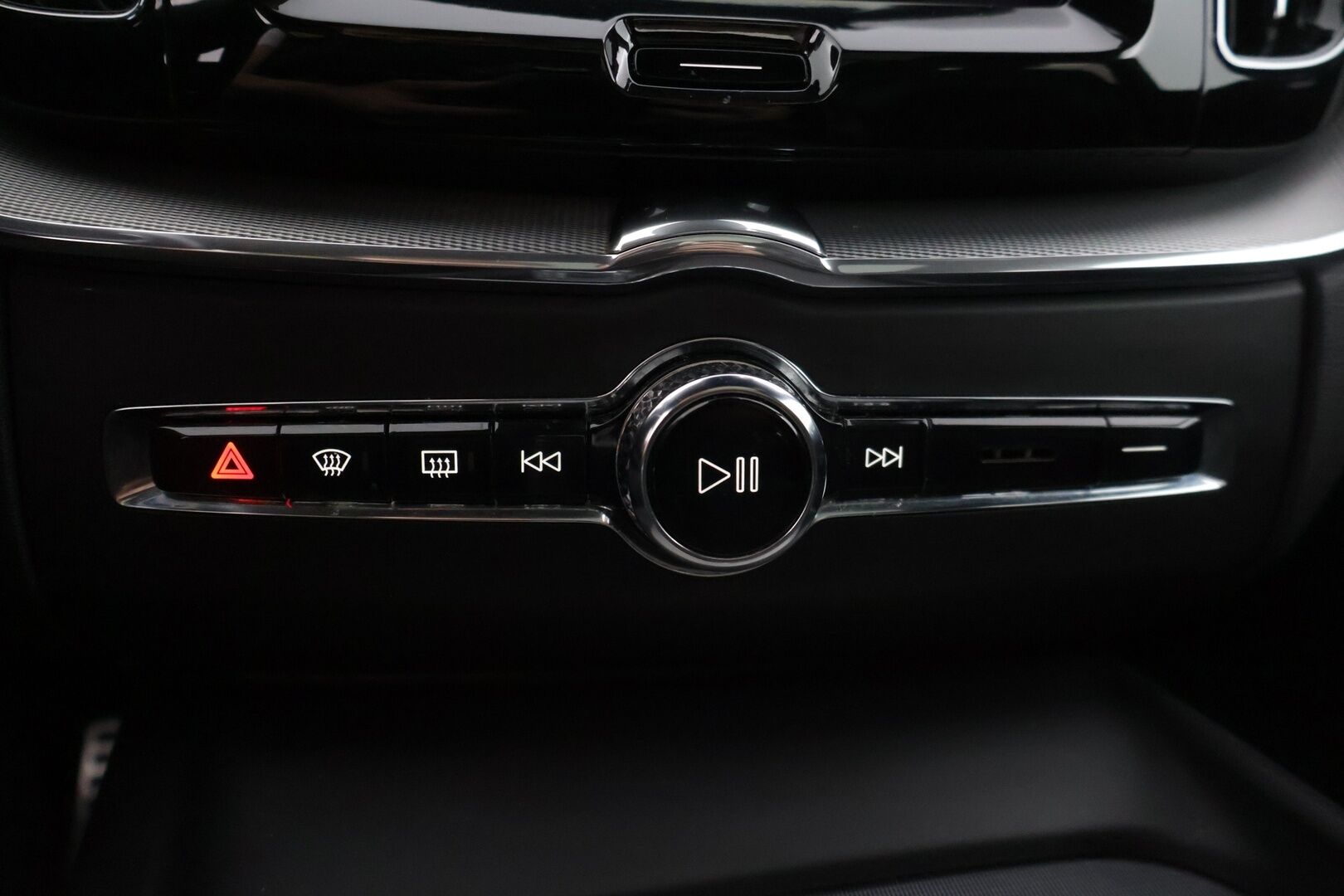 Volvo XC60 2018 T8 AWD R-Design aut * HUD / Panorama / P-Kamera / Koukku / Muistipenkki * - 3,99 % KORKOTARJOUS TÄHÄN AUTOON - Kovilla varusteilla oleva merkkihuollettu yksilö! 