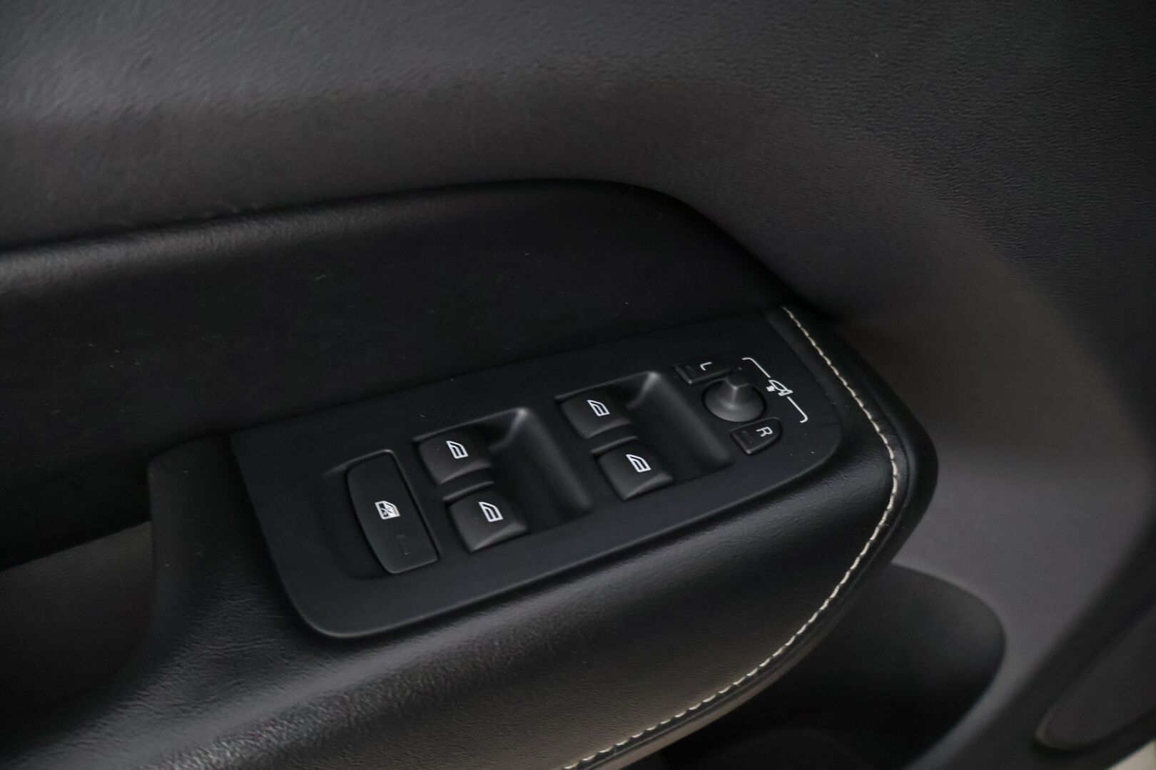 Volvo XC60 2018 T8 AWD R-Design aut * HUD / Panorama / P-Kamera / Koukku / Muistipenkki * - 3,99 % KORKOTARJOUS TÄHÄN AUTOON - Kovilla varusteilla oleva merkkihuollettu yksilö! 