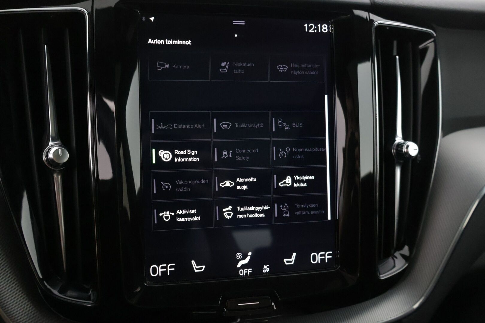 Volvo XC60 2018 T8 AWD R-Design aut * HUD / Panorama / P-Kamera / Koukku / Muistipenkki * - 3,99 % KORKOTARJOUS TÄHÄN AUTOON - Kovilla varusteilla oleva merkkihuollettu yksilö! 
