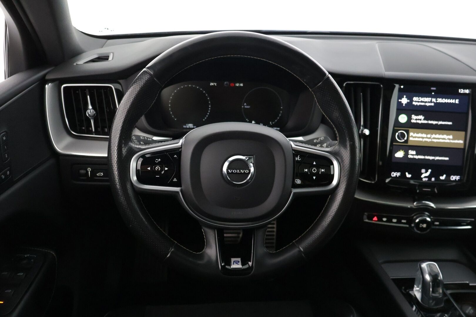 Volvo XC60 2018 T8 AWD R-Design aut * HUD / Panorama / P-Kamera / Koukku / Muistipenkki * - 3,99 % KORKOTARJOUS TÄHÄN AUTOON - Kovilla varusteilla oleva merkkihuollettu yksilö! 