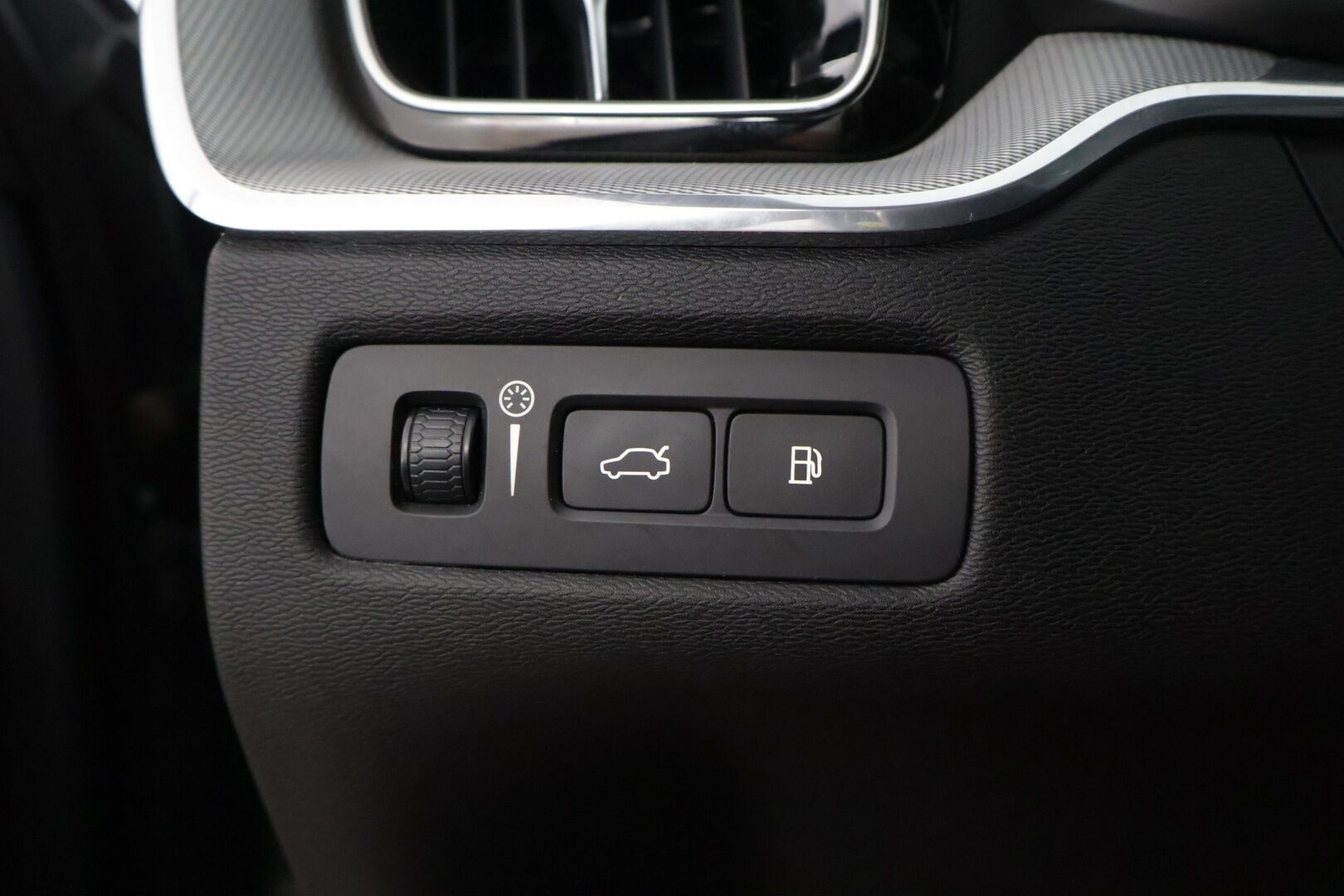 Volvo XC60 2018 T8 AWD R-Design aut * HUD / Panorama / P-Kamera / Koukku / Muistipenkki * - 3,99 % KORKOTARJOUS TÄHÄN AUTOON - Kovilla varusteilla oleva merkkihuollettu yksilö! 