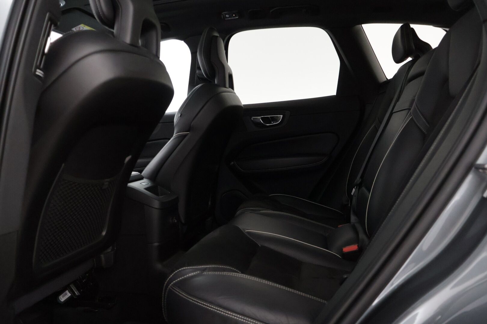 Volvo XC60 2018 T8 AWD R-Design aut * HUD / Panorama / P-Kamera / Koukku / Muistipenkki * - 3,99 % KORKOTARJOUS TÄHÄN AUTOON - Kovilla varusteilla oleva merkkihuollettu yksilö! 