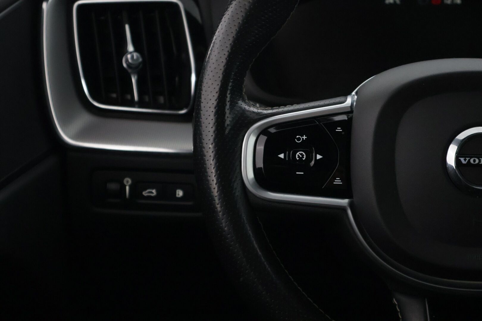 Volvo XC60 2018 T8 AWD R-Design aut * HUD / Panorama / P-Kamera / Koukku / Muistipenkki * - 3,99 % KORKOTARJOUS TÄHÄN AUTOON - Kovilla varusteilla oleva merkkihuollettu yksilö! 