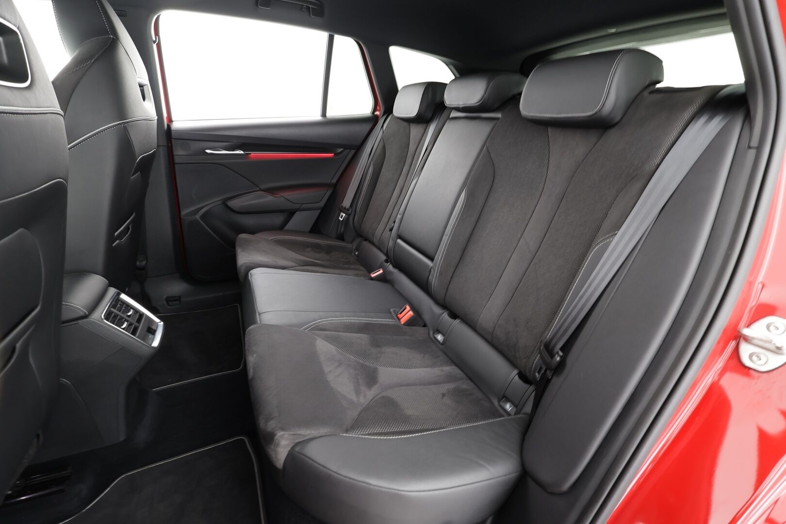 Skoda Enyaq 2021 80 SportLine iV * ILP / Koukku / ACC / Matrix-LED / 360° / Navi / Kaistavahti / Digimittaristo / Keyless * - Akku kuntotarkastettu / Kahdet renkaat