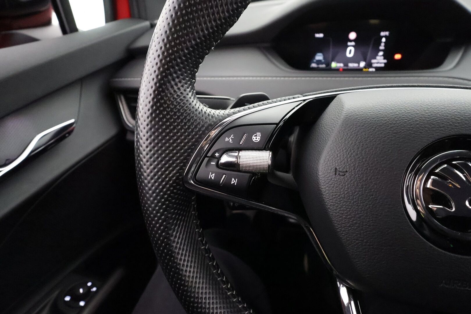 Skoda Enyaq 2021 80 SportLine iV * ILP / Koukku / ACC / Matrix-LED / 360° / Navi / Kaistavahti / Digimittaristo / Keyless * - Akku kuntotarkastettu / Kahdet renkaat