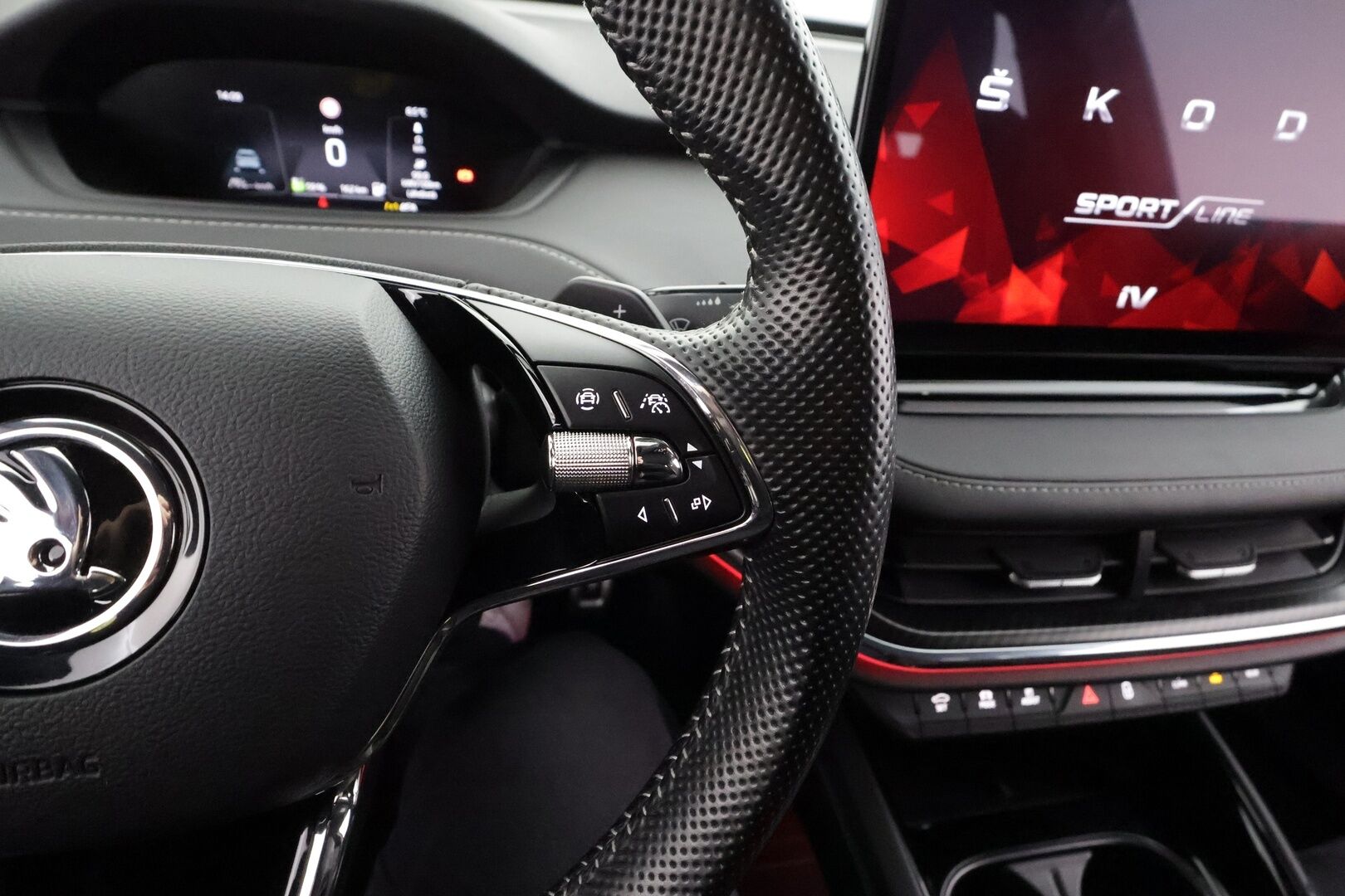 Skoda Enyaq 2021 80 SportLine iV * ILP / Koukku / ACC / Matrix-LED / 360° / Navi / Kaistavahti / Digimittaristo / Keyless * - HULLU BLACKWEEK 2,49% KORKOTARJOUS - Akku kuntotarkastettu / Kahdet renkaat