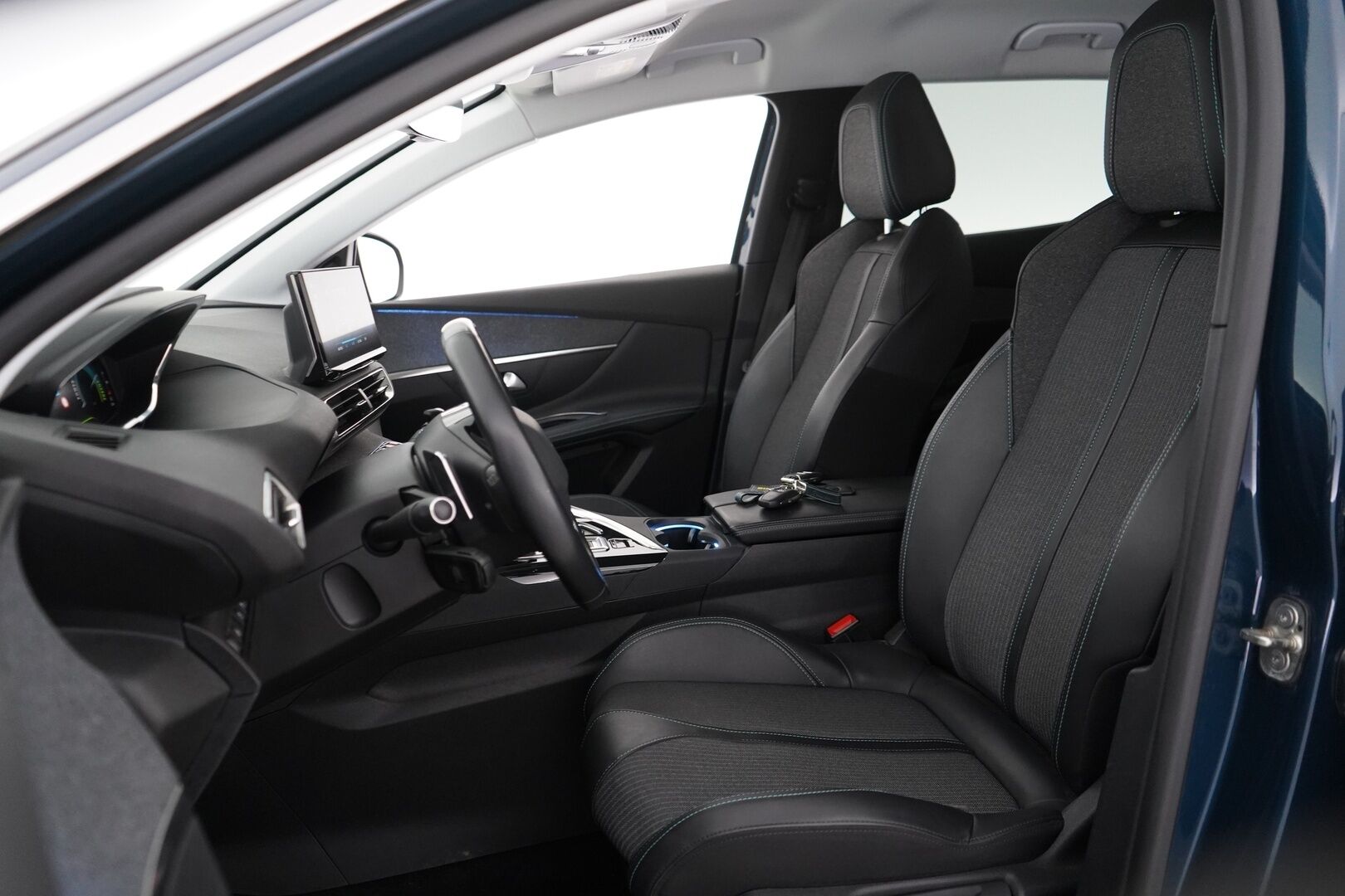 PEUGEOT 3008 2021 Hybrid4 300hv AWD EAT8-aut. - 3,99 % KORKOTARJOUS TÄHÄN AUTOON - 31.5. ASTI! - Katso hinta! / Facelift / Sporttipenkit / Koukku / Peruutuskamera / KeylessGo / Navi