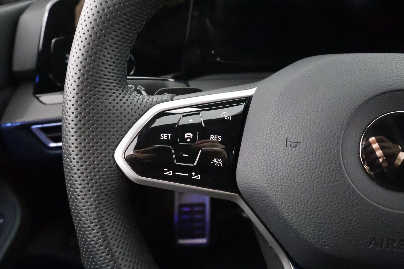 Volkswagen Golf 2021 GTE 180 kW (PHEV) DSG * ACC / LED / P.Kamera / Digimittaristo / Navi / Kaistavahti / Keyless * - Akku kuntotarkastettu / 2x Latauskaapelit / Kahdet renkaat