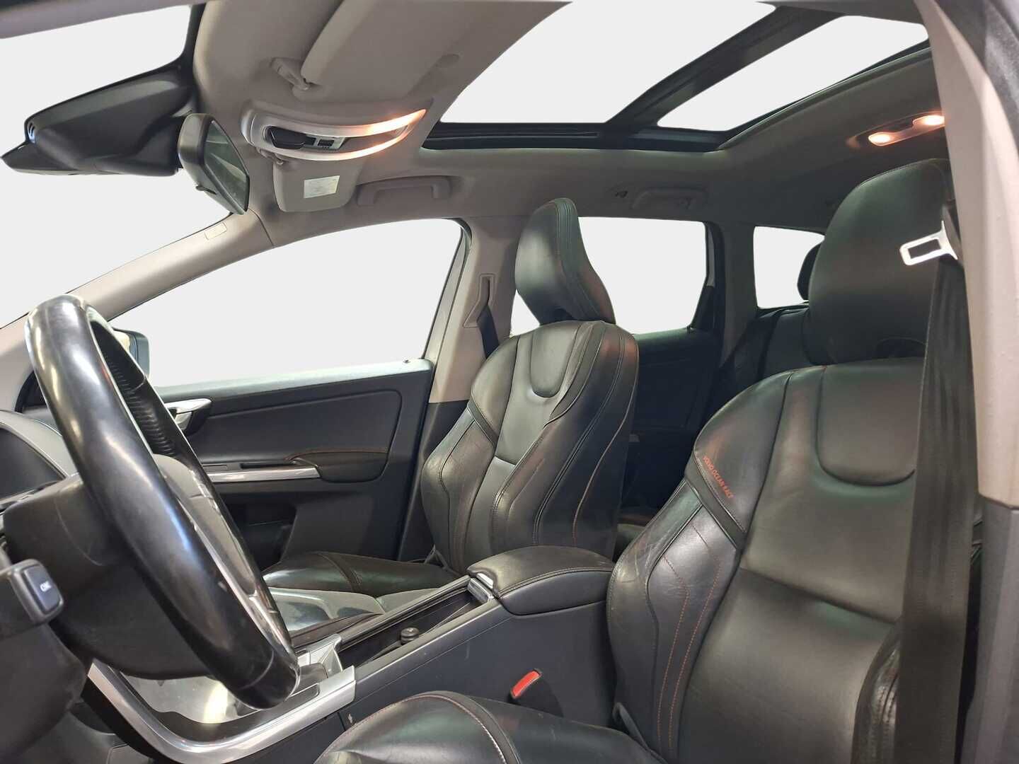 Volvo XC60 2016 D4 AWD Ocean Race Business aut - Webasto | Kattoluukku | Ratin läm. | Navi | Nahkasisusta