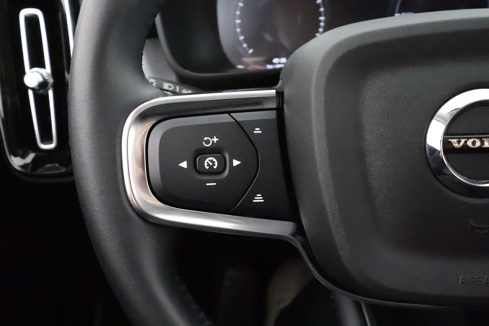 Volvo XC40 2021 T4 TwE Inscription Expression aut R-Design - Lisälämmitin | ACC | 360-Kamera | Adapt.LED | BLIS | Navi | Sporttipenkit | Apple&Android!