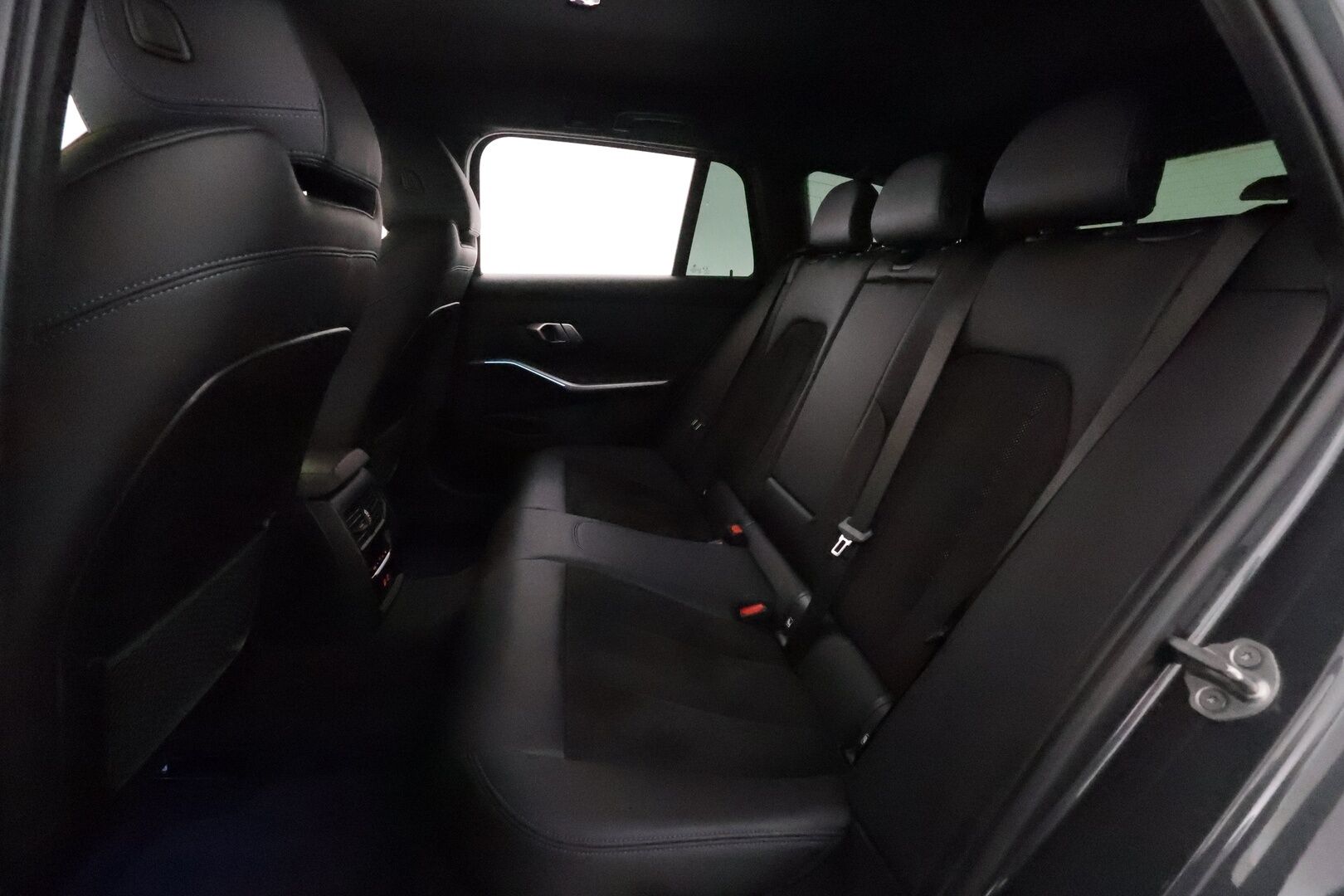 BMW 330 2022 G21 Touring 330e xDrive A Charged Edition M-Sport *ACC / P.tutkat / LED / Navi / Sporttipenkit* - Kahdet renkaat aluvanteilla - Osta nyt, maksa vasta ensi vuonna