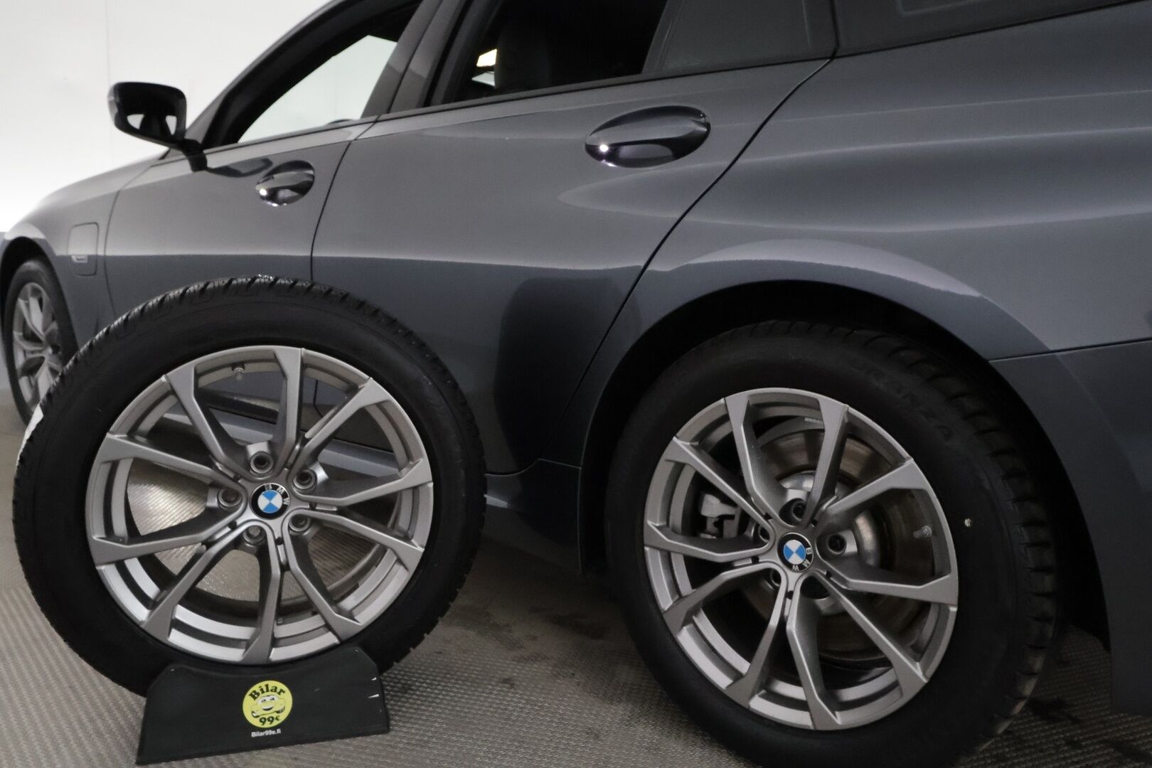 BMW 330 2022 G21 Touring 330e xDrive A Charged Edition M-Sport *ACC / P.tutkat / LED / Navi / Sporttipenkit* - Kahdet renkaat aluvanteilla - Osta nyt, maksa vasta ensi vuonna