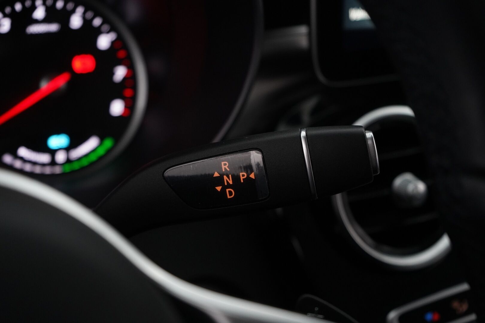 MERCEDES-BENZ C 2021 300 e 4MATIC A Business Edition EQ Power *ACC / Koukku / Kamera / Laaja Navi / Sporttipenkit * - Kahdet renkaat ja vanteet / Talvirenkaat Continental nastat / 