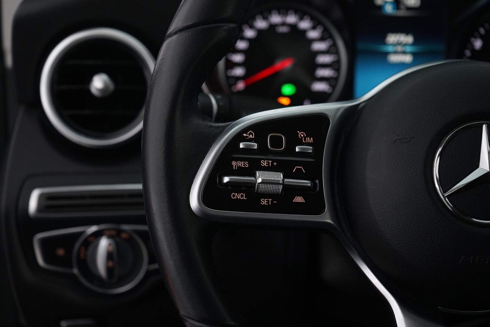 MERCEDES-BENZ C 2021 300 e 4MATIC A Business Edition EQ Power *ACC / Koukku / Kamera / Laaja Navi / Sporttipenkit * - Kahdet renkaat ja vanteet / Talvirenkaat Continental nastat / 