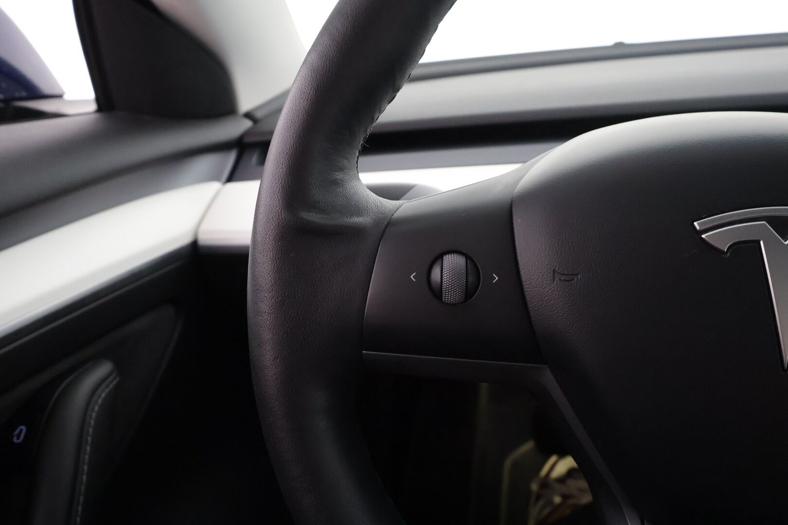 Tesla Model 3 2021 Long Range - | ACC | ILP | Koukku | Valkoiset nahat | Matrix | Premium Audio | Lasikatto | Muistipenkki | P.kamera | Lämm. ratti | 2x renkaat aluin | 