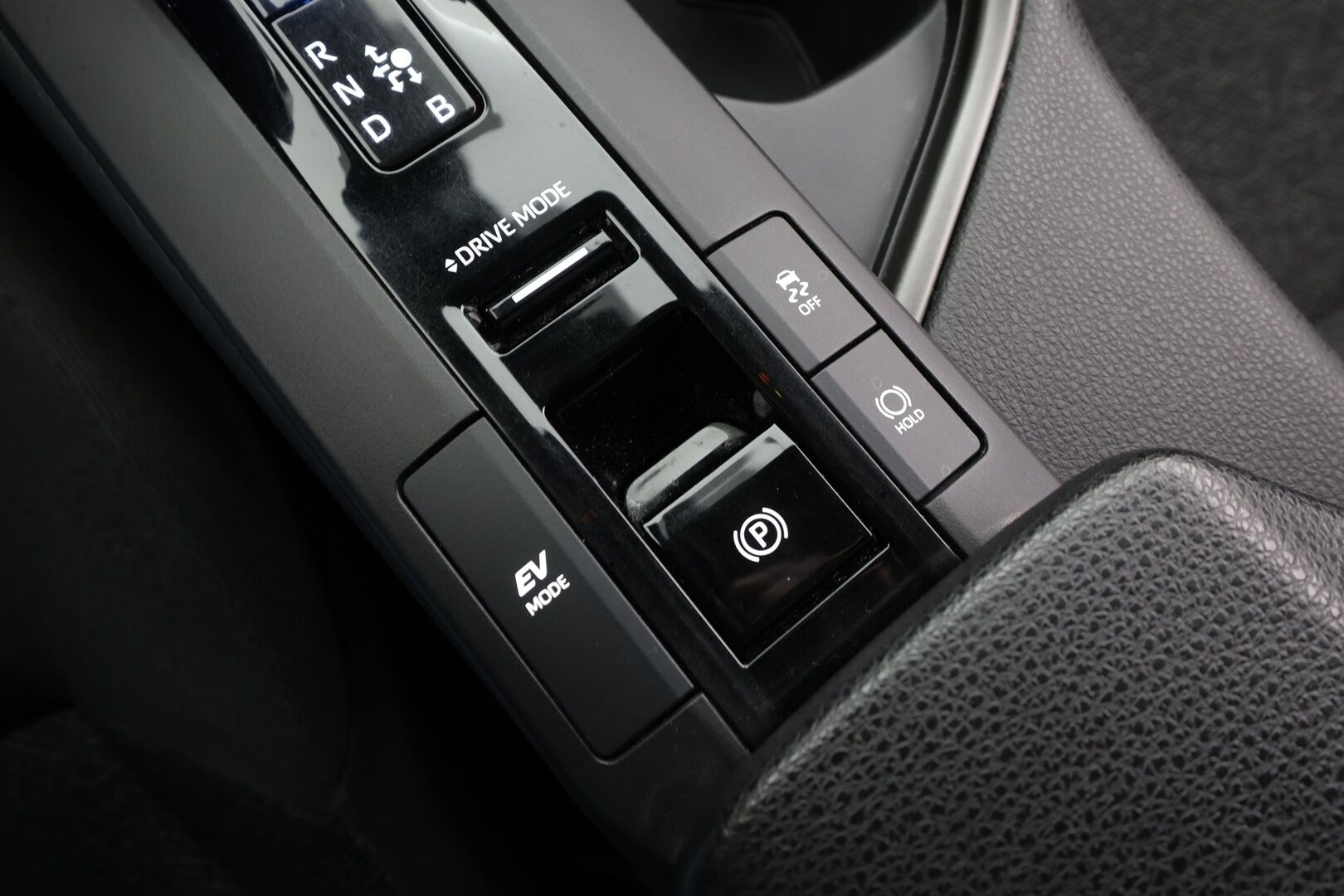 Toyota C-HR 2024 1,8 Hybrid Active * ACC / LED / P.Kamera / Kaistavahti / Katveavustin / Keyless / Digimittaristo * - 1-om Suomi-auto / Kahdet renkaat / Merkkihuollot - HULLUT BLACKWEEK JATKOT - KORKOTARJOUS 2,49%