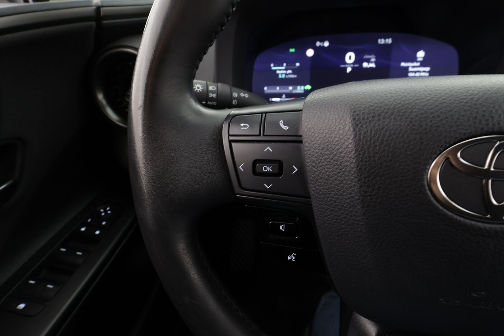 Toyota C-HR 2024 1,8 Hybrid Active * ACC / LED / P.Kamera / Kaistavahti / Katveavustin / Keyless / Digimittaristo * - 1-om Suomi-auto / Kahdet renkaat / Merkkihuollot - HULLUT BLACKWEEK JATKOT - KORKOTARJOUS 2,49%