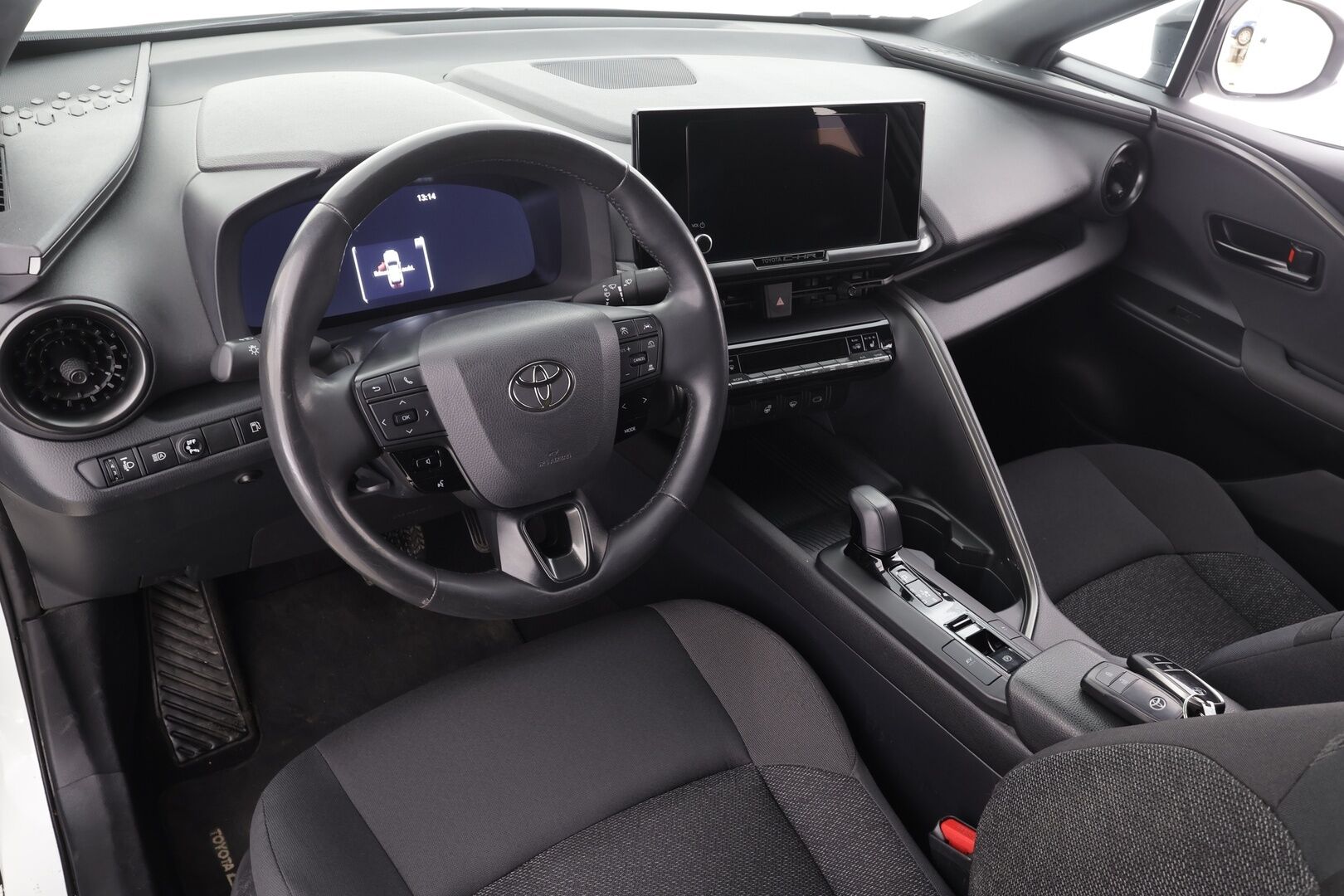 Toyota C-HR 2024 1,8 Hybrid Active * ACC / LED / P.Kamera / Kaistavahti / Katveavustin / Keyless / Digimittaristo * - 1-om Suomi-auto / Kahdet renkaat / Merkkihuollot