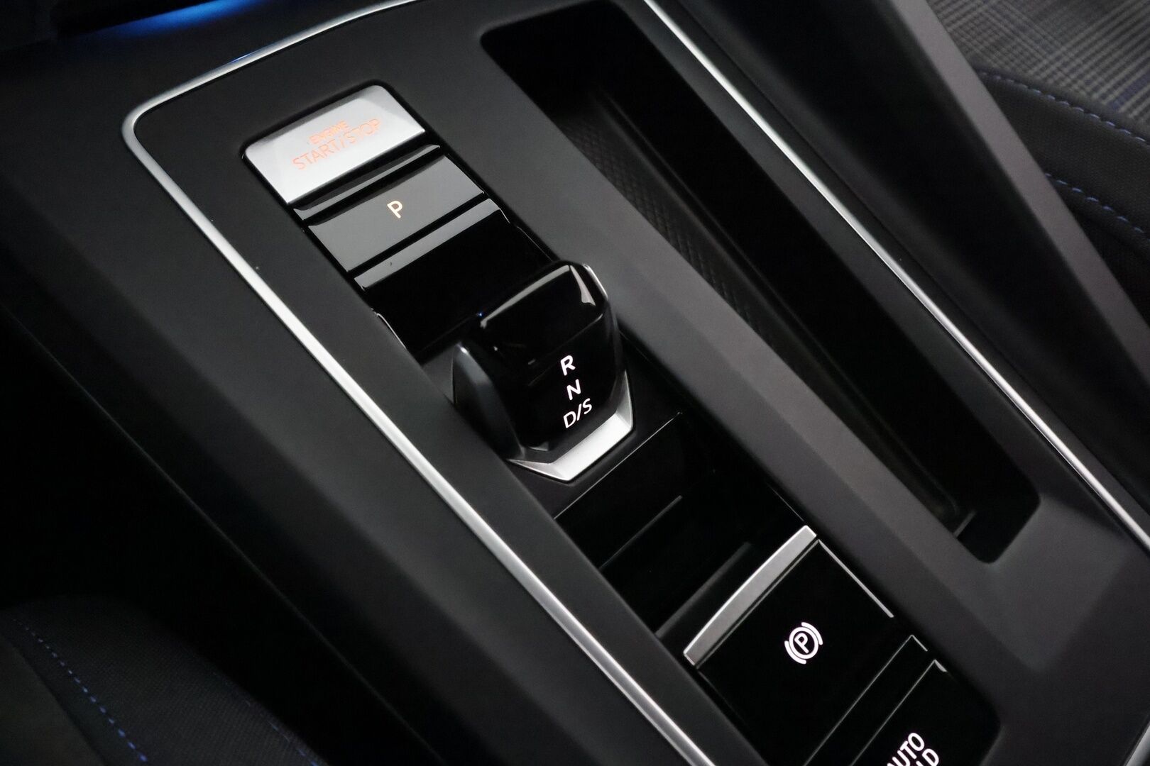 Volkswagen Golf 2021 GTE 180 kW (PHEV) DSG-automaatti **Adapt.Vakkari / Matrix-LED / P.Kamera / Navi / Kaistavahti / Digimittaristo** - Akku kuntotarkastettu / Apple&Android / 3-Alueinen AC / 1x Vanteet / 2x Renkaat