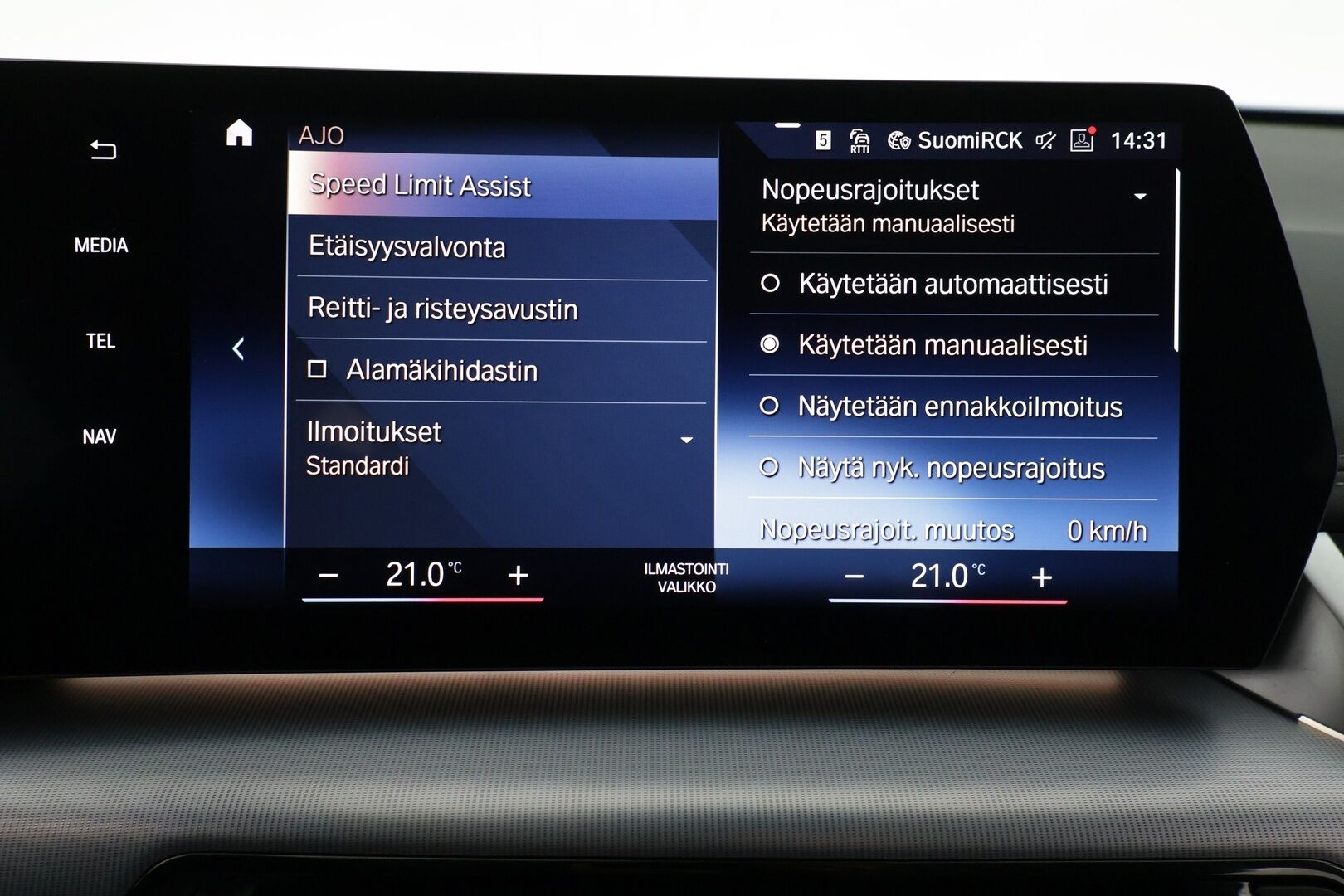BMW X1 2024 xDrive25e xLine / Adapt. Vakkari / Koukku / Harman/Kardon / P-kamera / Adapt. Ledit / Muistipenkki / Comfort Access - 3,99% KORKOTARJOUS TÄHÄN AUTOON 21.9. ASTI - Tehtaan vetoukokku / 1-omisteinen / 2x BMW:n aluvanteet 