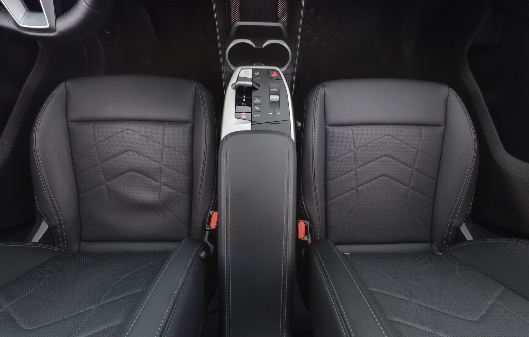 BMW X1 2024 xDrive25e xLine / Adapt. Vakkari / Koukku / Harman/Kardon / P-kamera / Adapt. Ledit / Muistipenkki / Comfort Access - 3,99% KORKOTARJOUS TÄHÄN AUTOON 21.9. ASTI - Tehtaan vetoukokku / 1-omisteinen / 2x BMW:n aluvanteet 