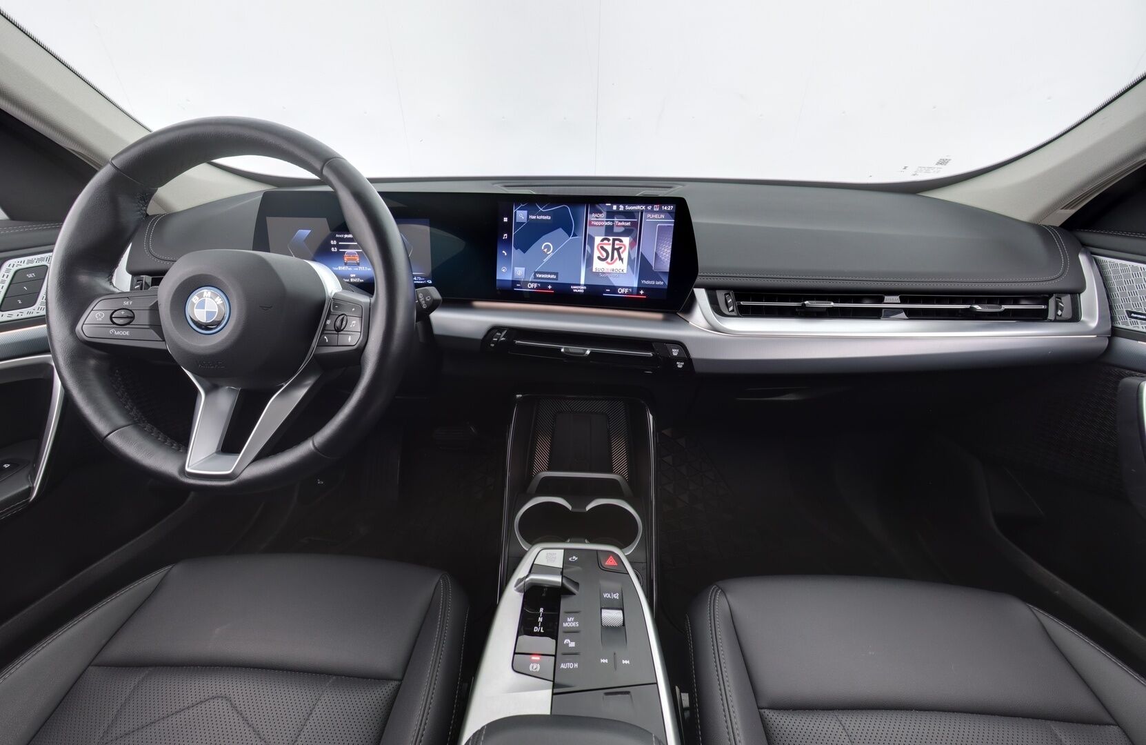 BMW X1 2024 xDrive25e xLine / Adapt. Vakkari / Koukku / Harman/Kardon / P-kamera / Adapt. Ledit / Muistipenkki / Comfort Access - 3,99% KORKOTARJOUS TÄHÄN AUTOON 21.9. ASTI - Tehtaan vetoukokku / 1-omisteinen / 2x BMW:n aluvanteet 