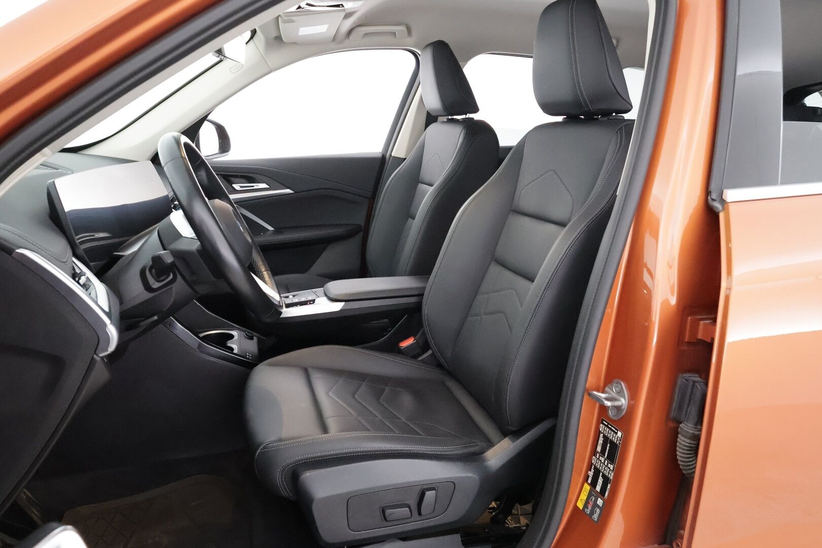 BMW X1 2024 xDrive25e xLine / Adapt. Vakkari / Koukku / Harman/Kardon / P-kamera / Adapt. Ledit / Muistipenkki / Comfort Access - 3,99% KORKOTARJOUS TÄHÄN AUTOON 21.9. ASTI - Tehtaan vetoukokku / 1-omisteinen / 2x BMW:n aluvanteet 