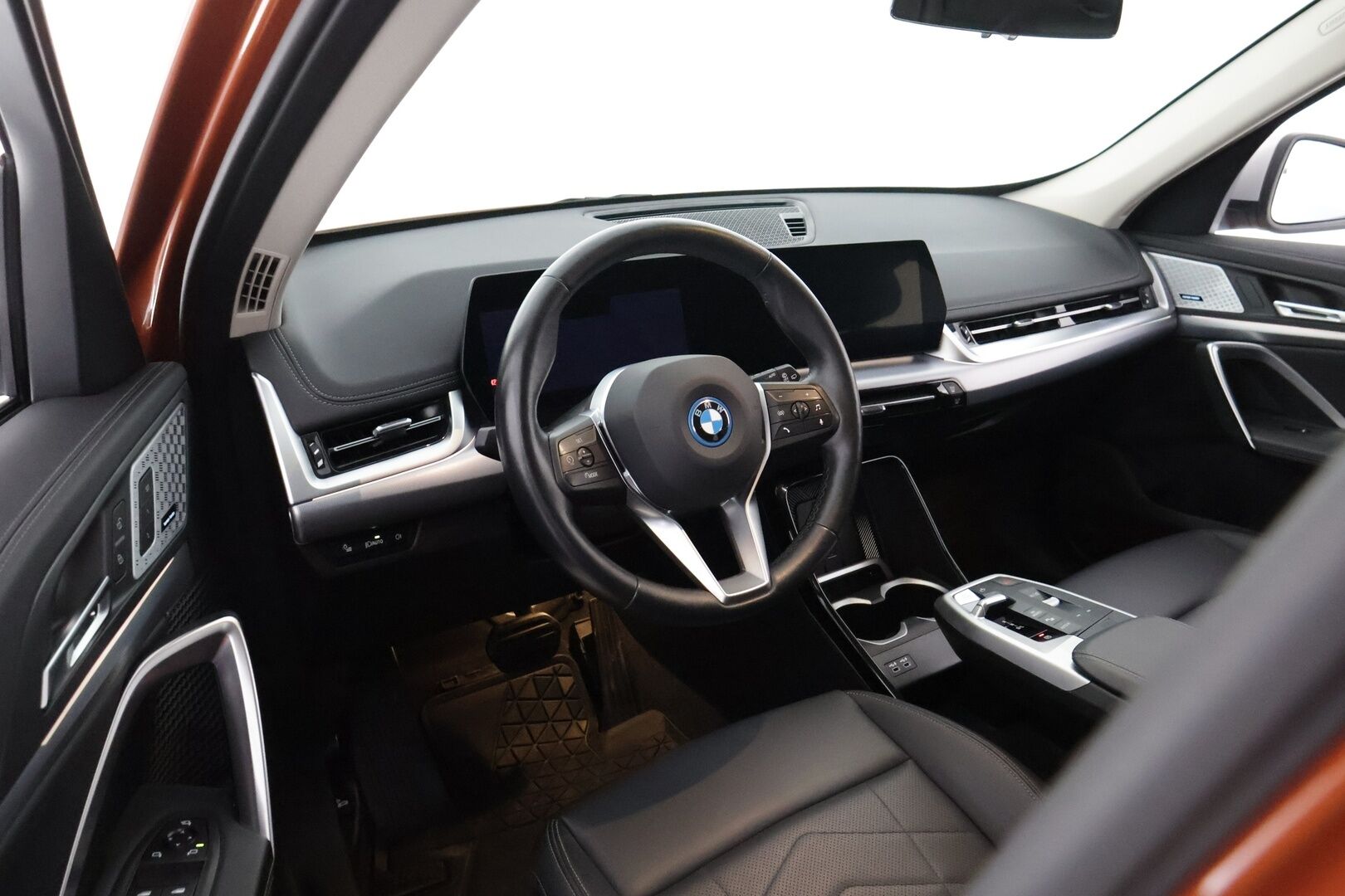 BMW X1 2024 xDrive25e xLine / Adapt. Vakkari / Koukku / Harman/Kardon / P-kamera / Adapt. Ledit / Muistipenkki / Comfort Access - 3,99% KORKOTARJOUS TÄHÄN AUTOON 21.9. ASTI - Tehtaan vetoukokku / 1-omisteinen / 2x BMW:n aluvanteet 