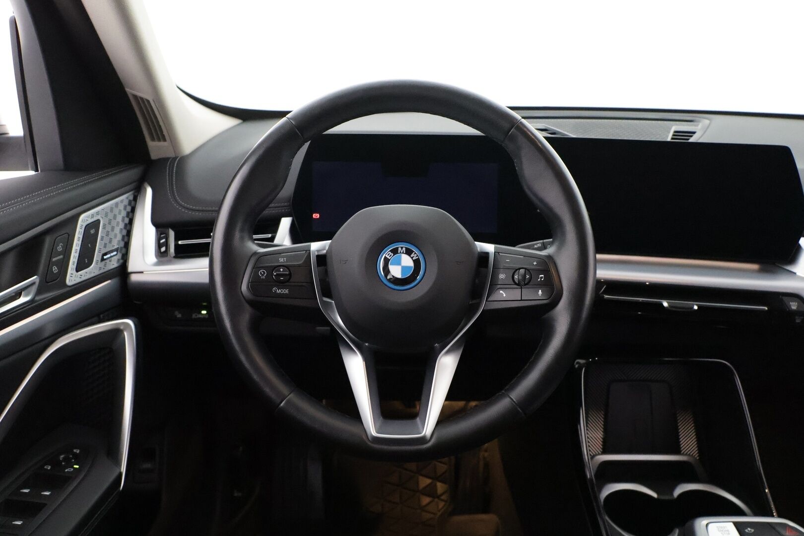 BMW X1 2024 xDrive25e xLine / Adapt. Vakkari / Koukku / Harman/Kardon / P-kamera / Adapt. Ledit / Muistipenkki / Comfort Access - 3,99% KORKOTARJOUS TÄHÄN AUTOON 21.9. ASTI - Tehtaan vetoukokku / 1-omisteinen / 2x BMW:n aluvanteet 