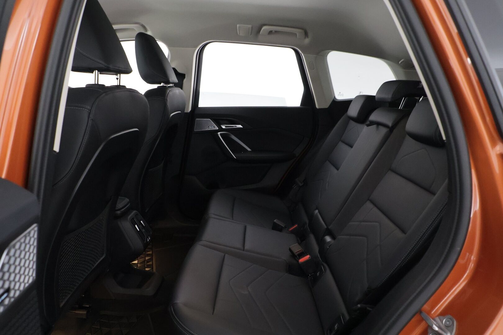 BMW X1 2024 xDrive25e xLine / Adapt. Vakkari / Koukku / Harman/Kardon / P-kamera / Adapt. Ledit / Muistipenkki / Comfort Access - 3,99% KORKOTARJOUS TÄHÄN AUTOON 21.9. ASTI - Tehtaan vetoukokku / 1-omisteinen / 2x BMW:n aluvanteet 