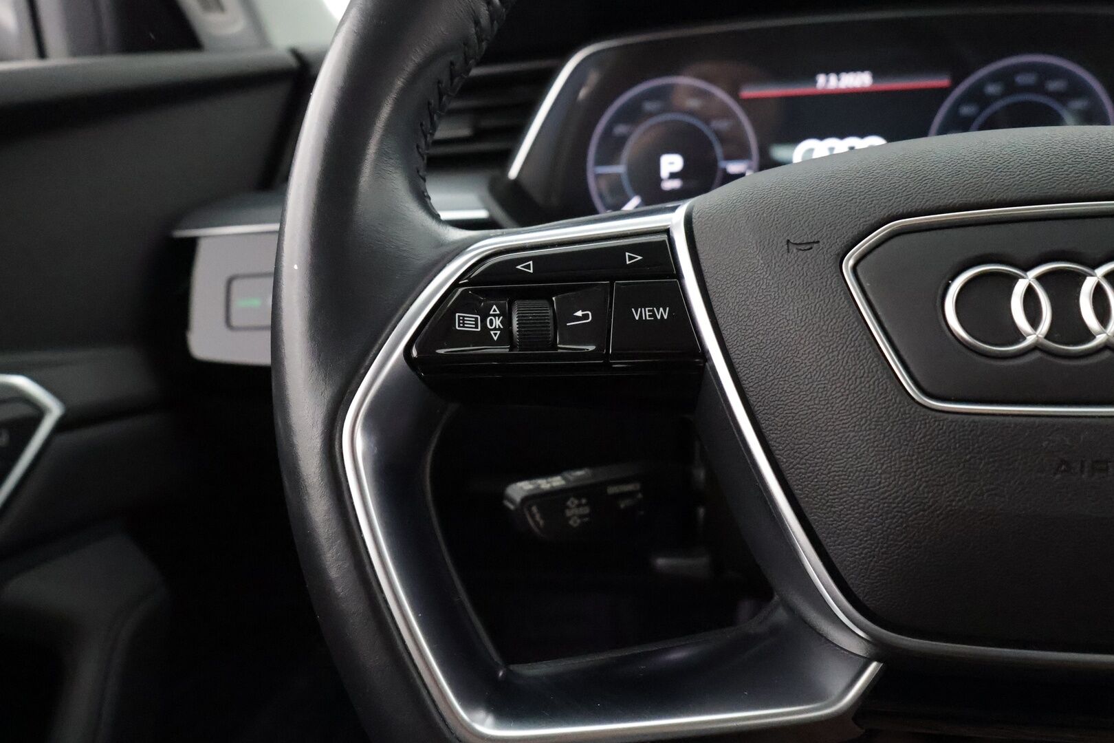 AUDI E-TRON 2020 50 Launch Edition plus 71 kWh *Adapt.vakkari / Koukku / P.tutkat / Navi / Nahkapenkit * - Uudet talvirenkaat / Merkkihuollettu / Siisti maalipinta *