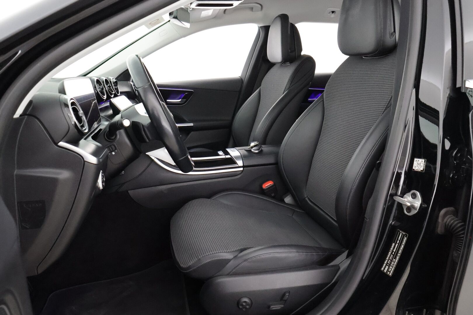 MERCEDES-BENZ C 2022 300 e Avantgarde - 3,99 % KORKOTARJOUS TÄHÄN AUTOON - Mattaharmaaksi teipattu / P-kamera / Koukku / Vakkari / Kaistavahti / 2x renkaat / Ratinlämmitin / Puolinahka Sporttipenkit / 