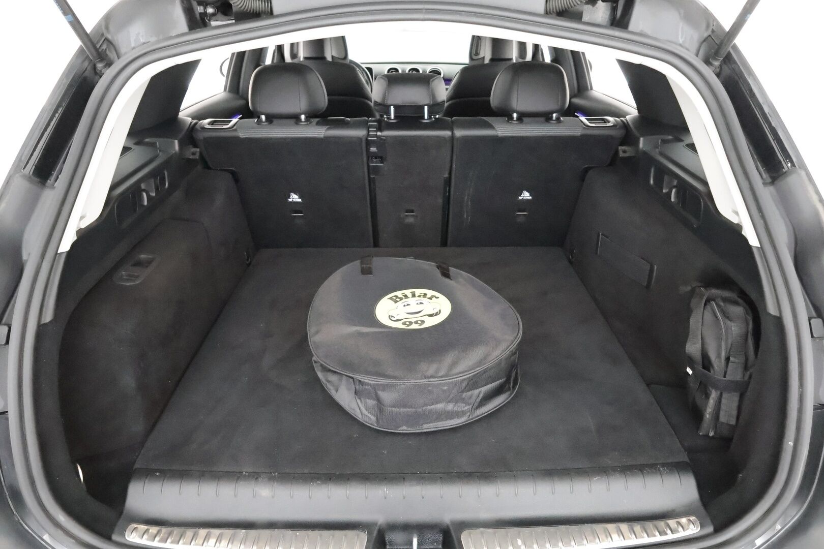 MERCEDES-BENZ C 2022 300 e Avantgarde - 3,99 % KORKOTARJOUS TÄHÄN AUTOON - Mattaharmaaksi teipattu / P-kamera / Koukku / Vakkari / Kaistavahti / 2x renkaat / Ratinlämmitin / Puolinahka Sporttipenkit / 