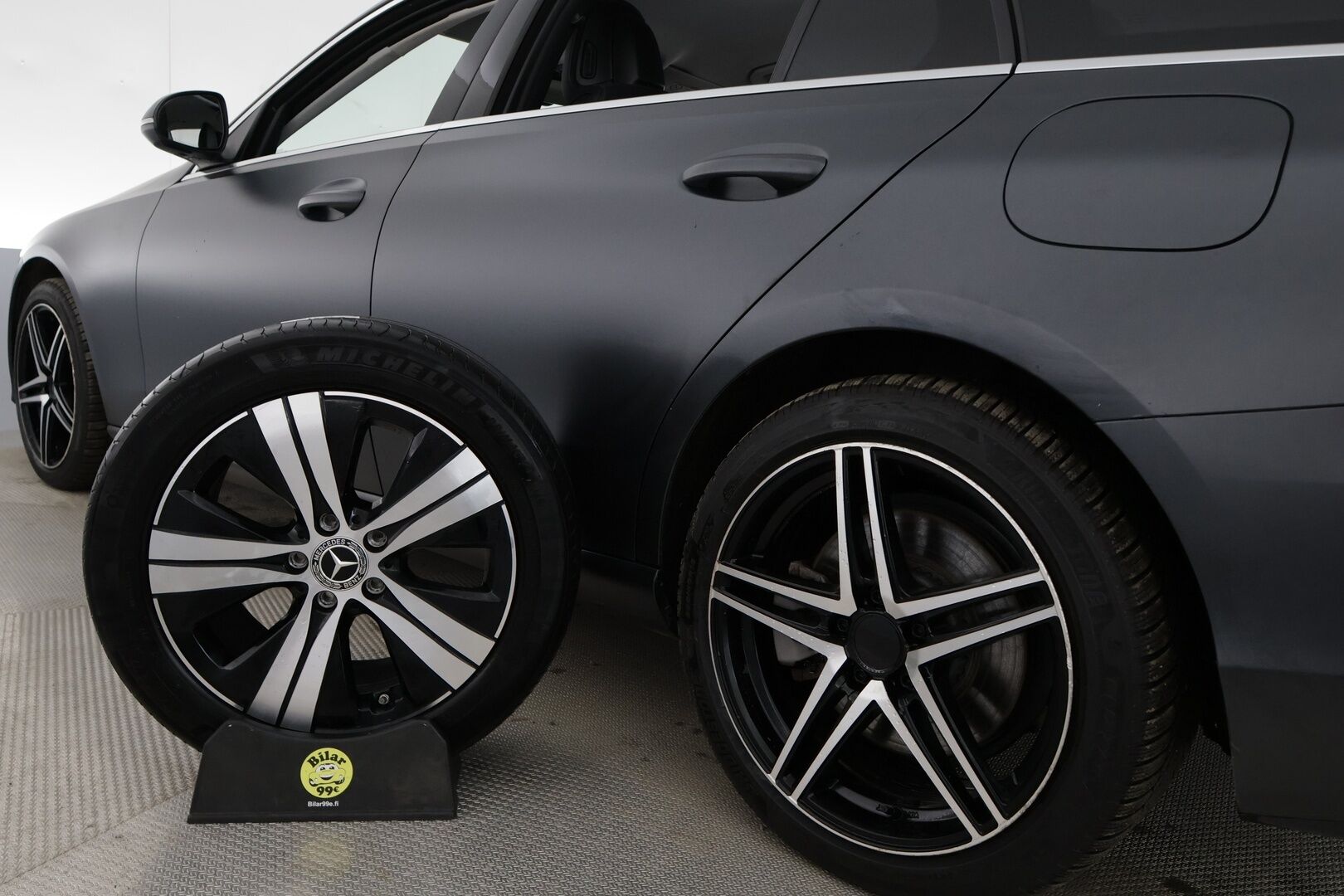 MERCEDES-BENZ C 2022 300 e Avantgarde - 3,99 % KORKOTARJOUS TÄHÄN AUTOON - Mattaharmaaksi teipattu / P-kamera / Koukku / Vakkari / Kaistavahti / 2x renkaat / Ratinlämmitin / Puolinahka Sporttipenkit / 