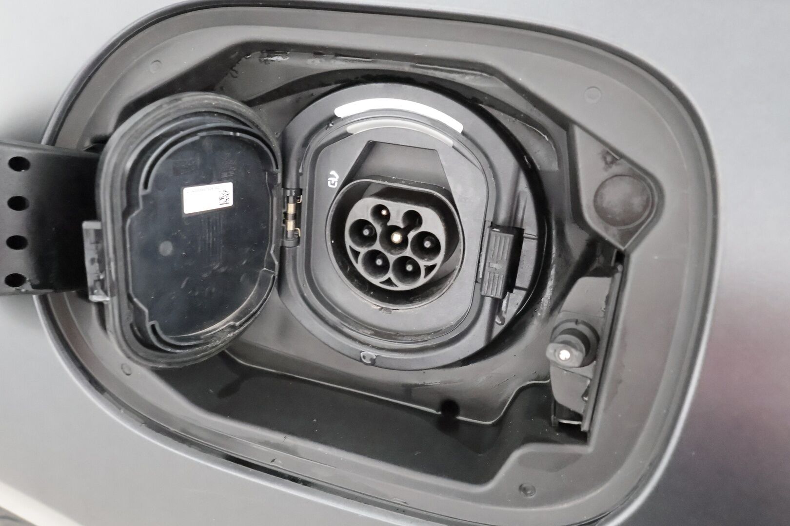 MERCEDES-BENZ C 2022 300 e Avantgarde - 3,99 % KORKOTARJOUS TÄHÄN AUTOON - Mattaharmaaksi teipattu / P-kamera / Koukku / Vakkari / Kaistavahti / 2x renkaat / Ratinlämmitin / Puolinahka Sporttipenkit / 