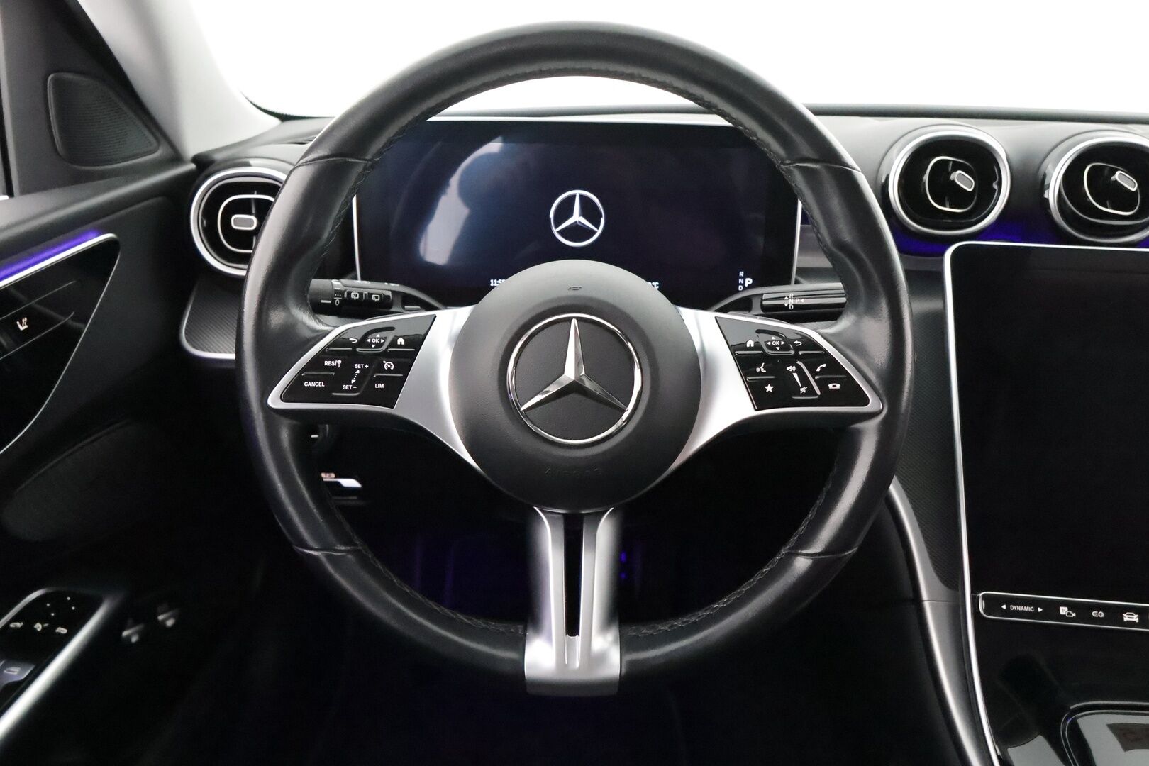 MERCEDES-BENZ C 2022 300 e Avantgarde - 3,99 % KORKOTARJOUS TÄHÄN AUTOON - Mattaharmaaksi teipattu / P-kamera / Koukku / Vakkari / Kaistavahti / 2x renkaat / Ratinlämmitin / Puolinahka Sporttipenkit / 