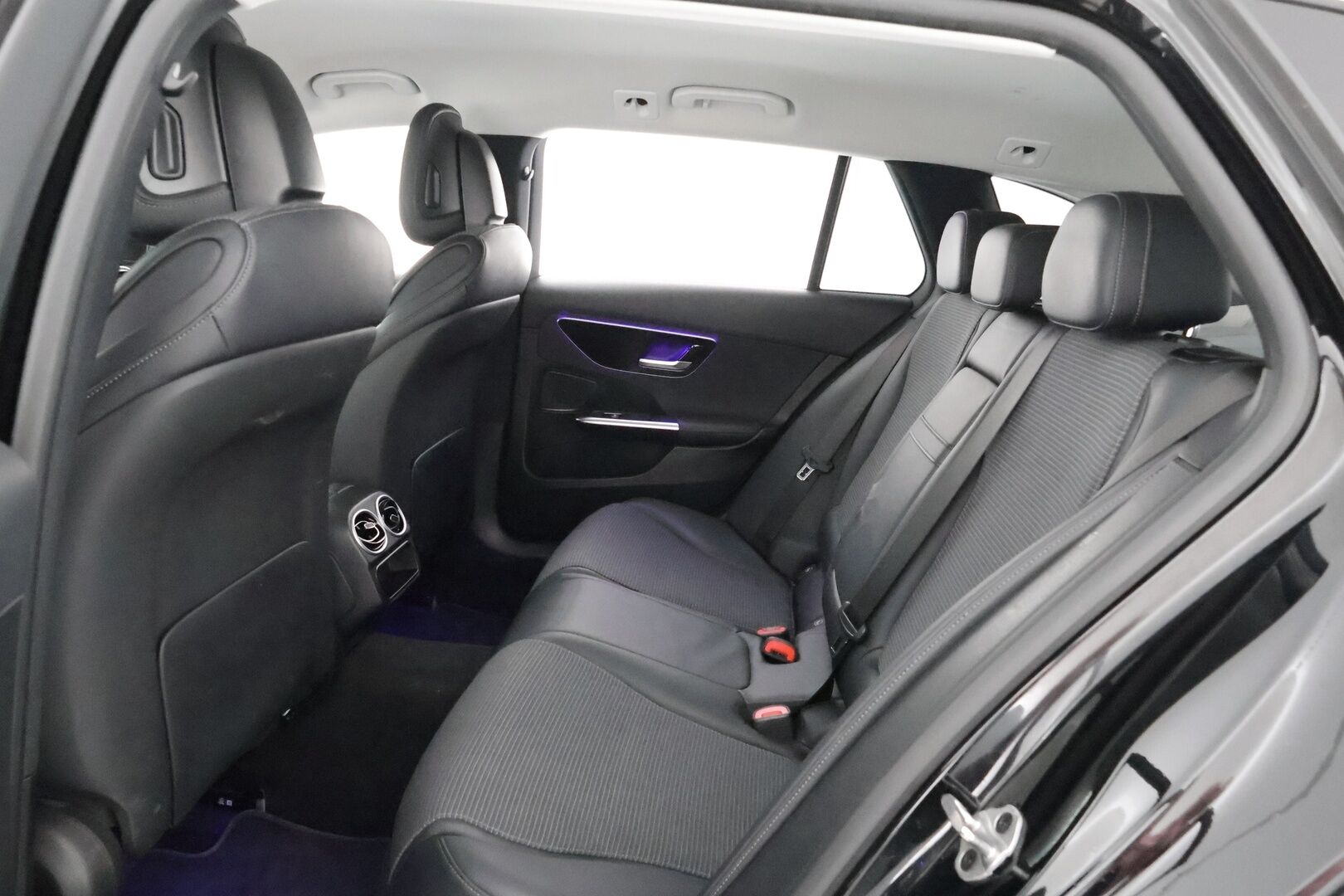 MERCEDES-BENZ C 2022 300 e Avantgarde - 3,99 % KORKOTARJOUS TÄHÄN AUTOON - Mattaharmaaksi teipattu / P-kamera / Koukku / Vakkari / Kaistavahti / 2x renkaat / Ratinlämmitin / Puolinahka Sporttipenkit / 