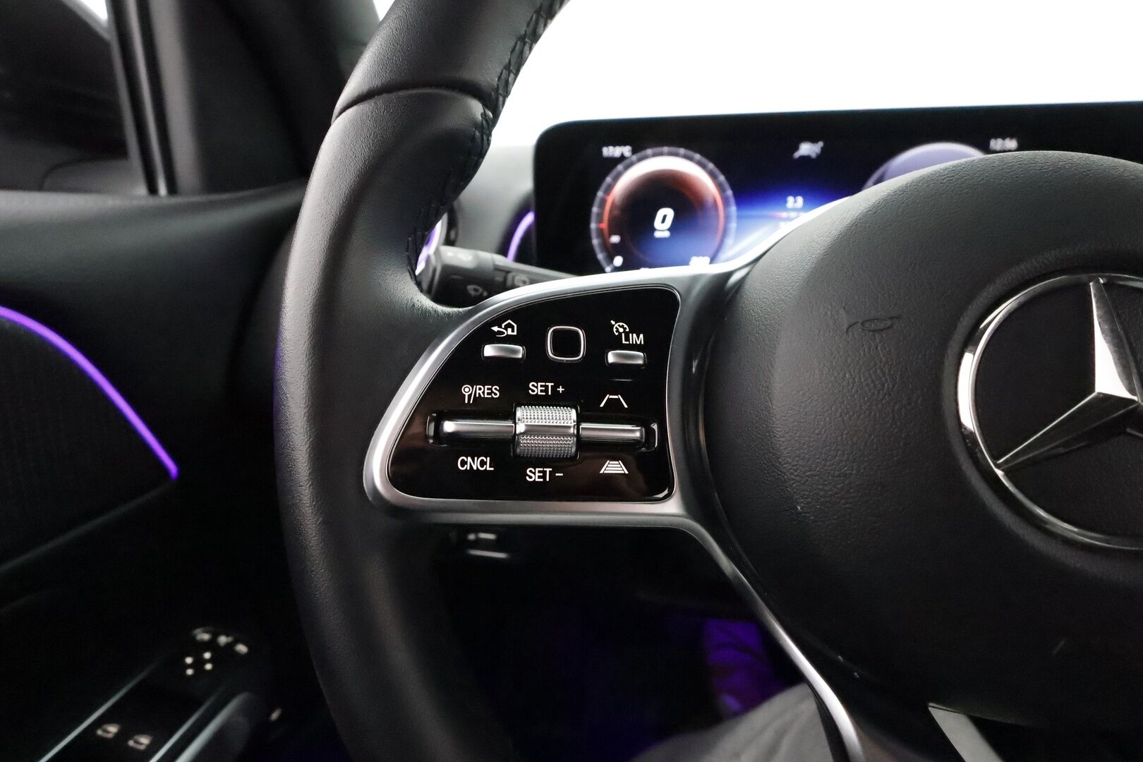 MERCEDES-BENZ EQB 2023 350 4Matic ** 7-P / Adapt.Vakkari / P.kamera / Puolinahat / LED High Performance / MB me / Keyless / Navi / 2x renkaat - 3,99 % KORKOTARJOUS TÄHÄN AUTOON - ** Alv. vähennyskelpoinen / Kahdet vanteet **