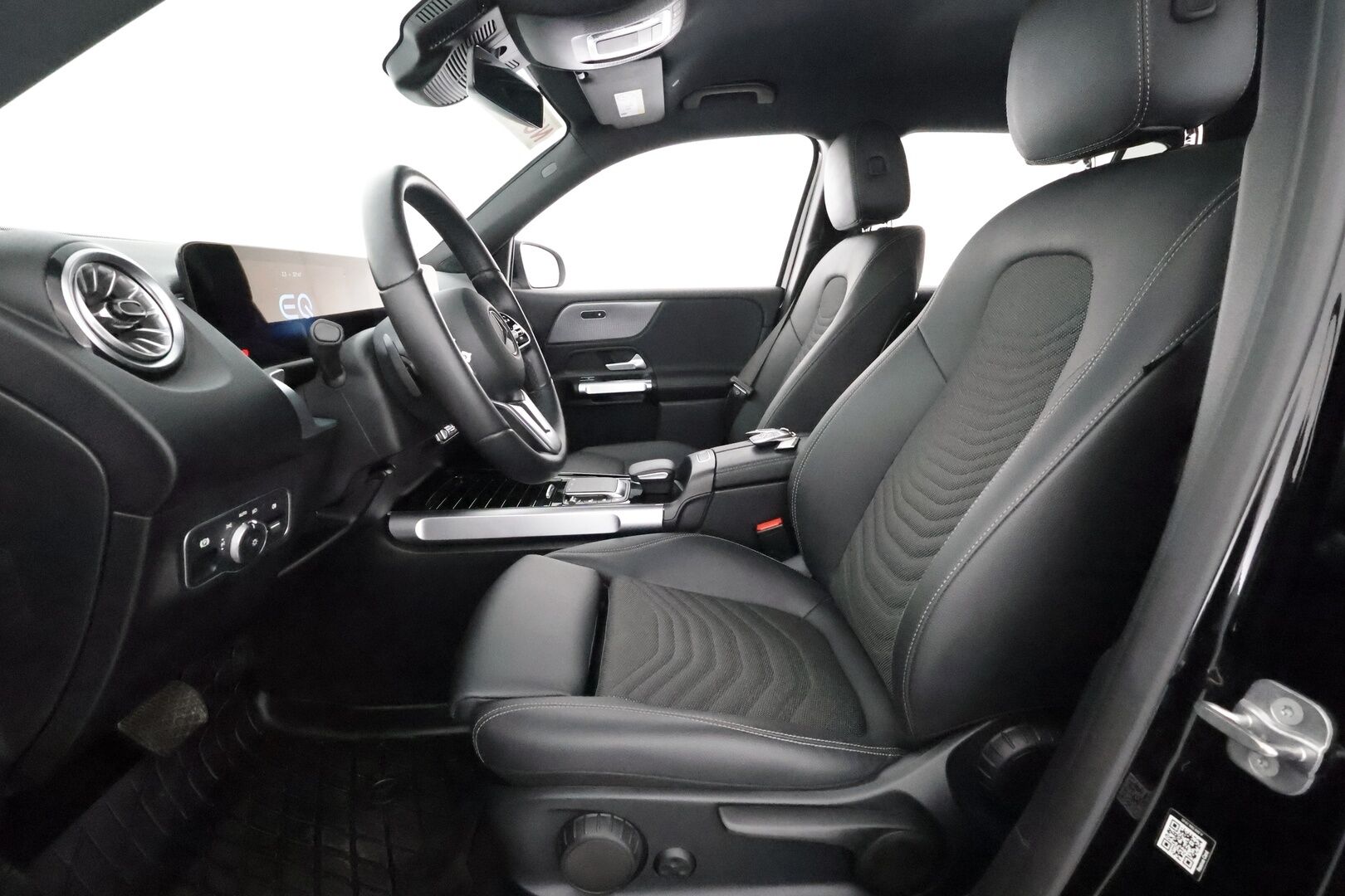 MERCEDES-BENZ EQB 2023 350 4Matic ** 7-P / Adapt.Vakkari / P.kamera / Puolinahat / LED High Performance / MB me / Keyless / Navi / 2x renkaat - 3,99 % KORKOTARJOUS TÄHÄN AUTOON - ** Alv. vähennyskelpoinen / Kahdet vanteet **