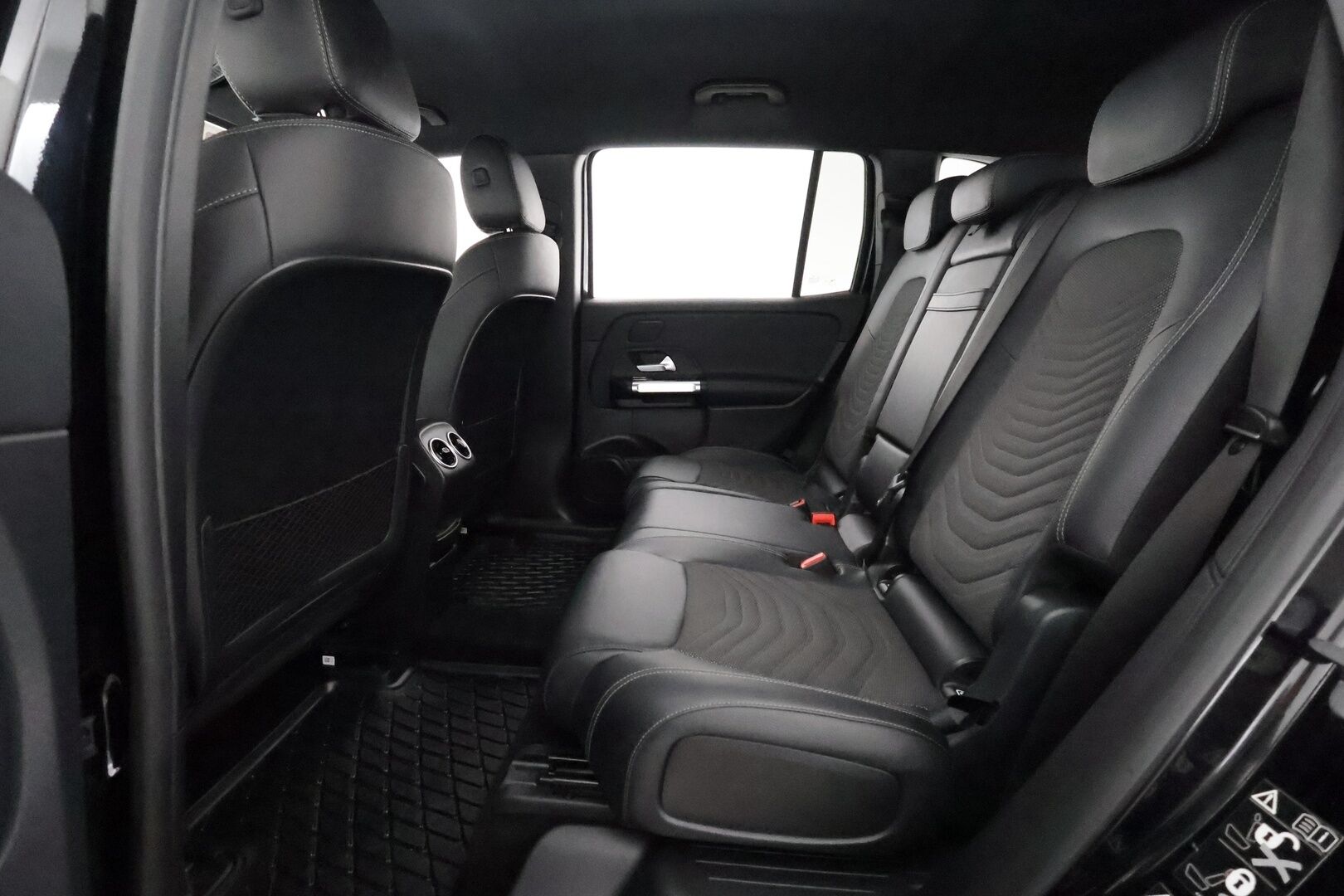 MERCEDES-BENZ EQB 2023 350 4Matic ** 7-P / Adapt.Vakkari / P.kamera / Puolinahat / LED High Performance / MB me / Keyless / Navi / 2x renkaat - 3,99 % KORKOTARJOUS TÄHÄN AUTOON - ** Alv. vähennyskelpoinen / Kahdet vanteet **