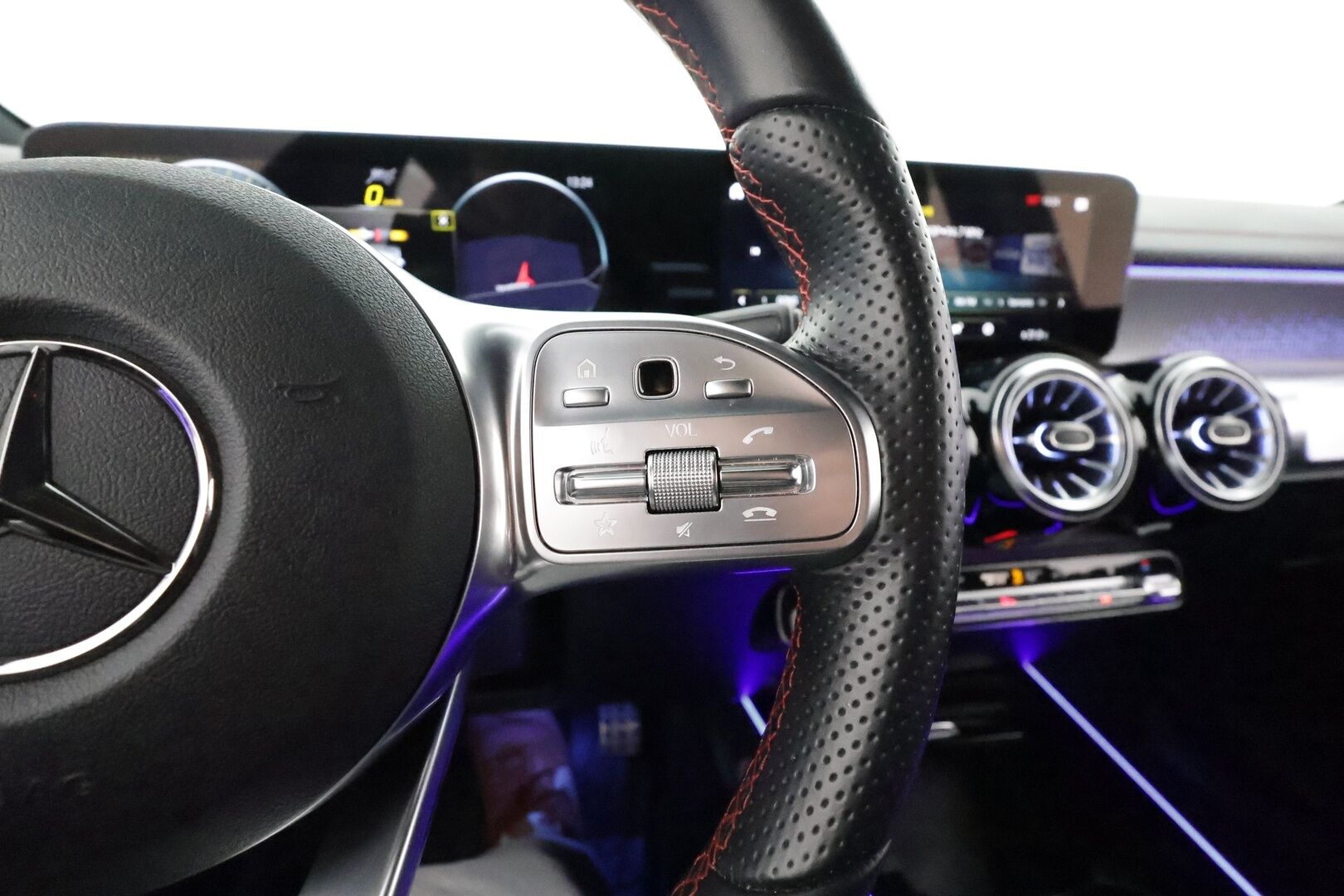 MERCEDES-BENZ EQB 2023 300 4Matic AMG Line *ACC / P.kamera / Muistipenkit / LED High Performance / Nahka-alcantara sisusta / Navi* - 3,99 % KORKOTARJOUS TÄHÄN AUTOON - Akkutesti 96,73%!